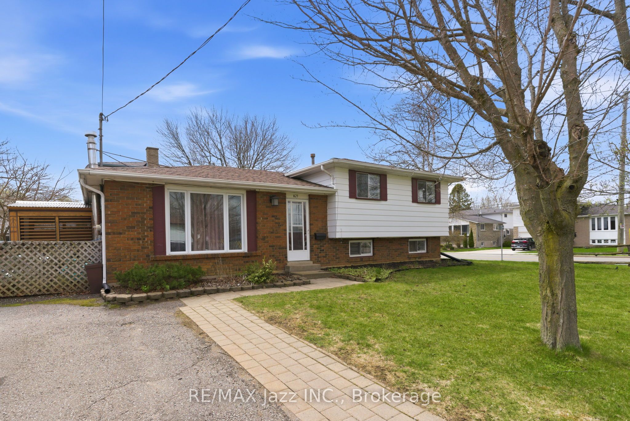 621 Willow Crescent Property Photo 3