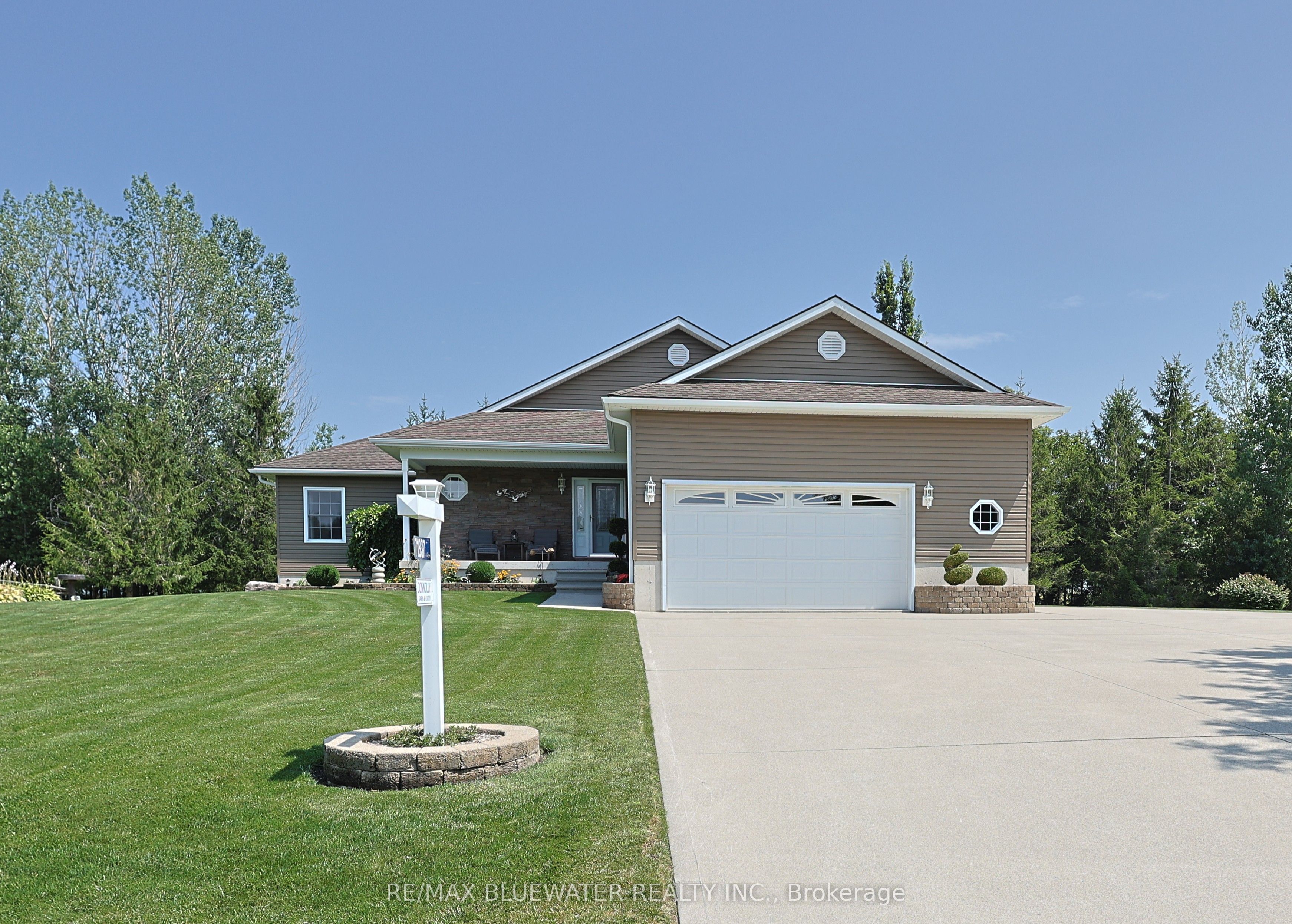 71837 Sunridge Crescent Property Photo 1