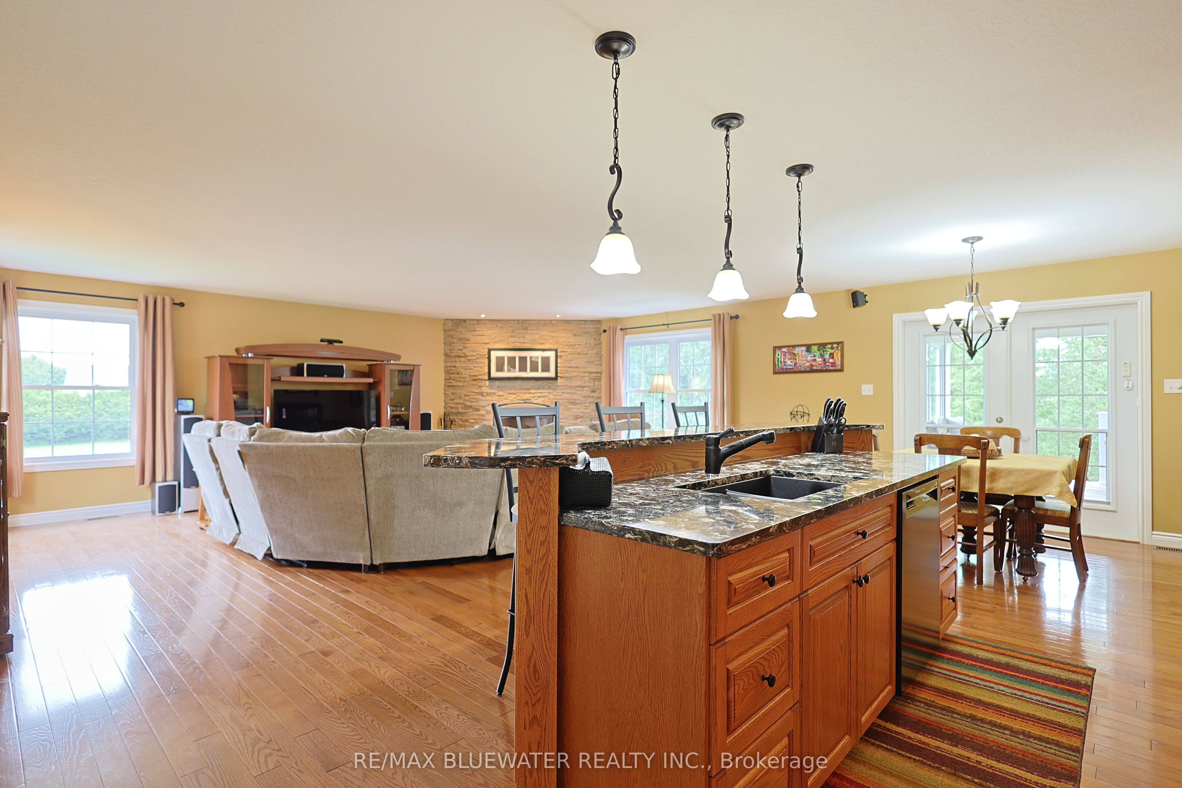 71837 Sunridge Crescent Property Photo 3