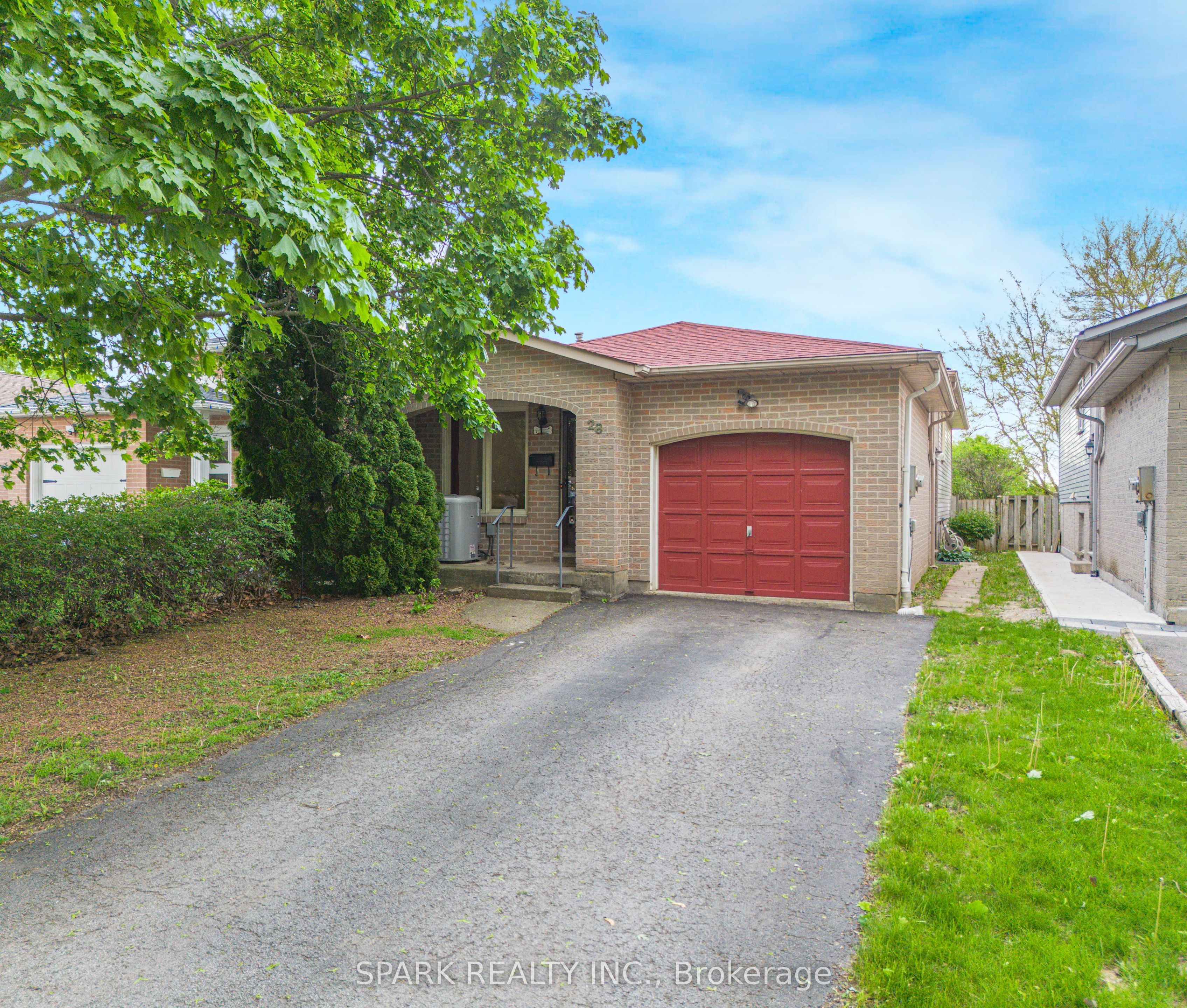 28 Lampman Crescent Property Photo 1