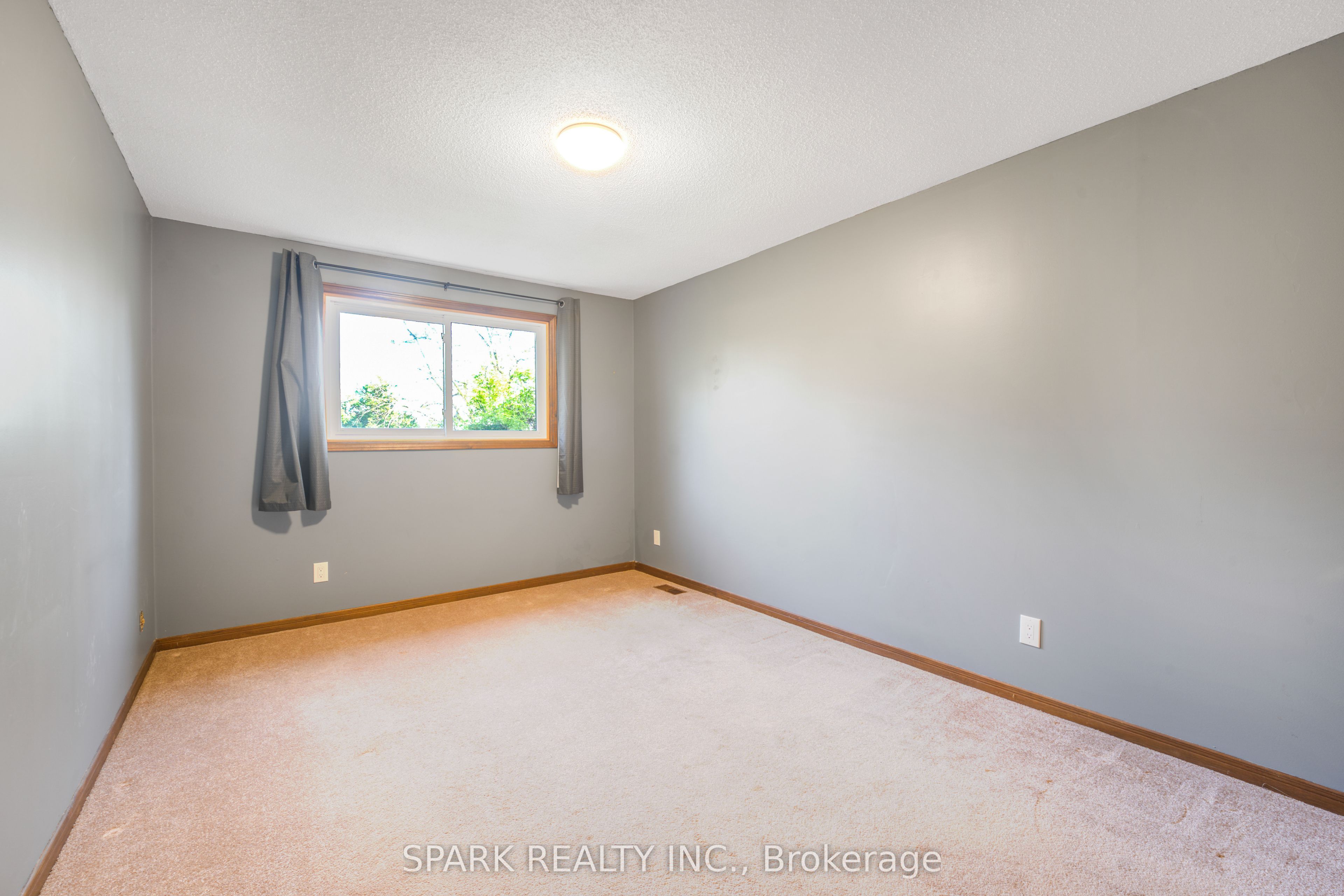 28 Lampman Crescent Property Photo 15
