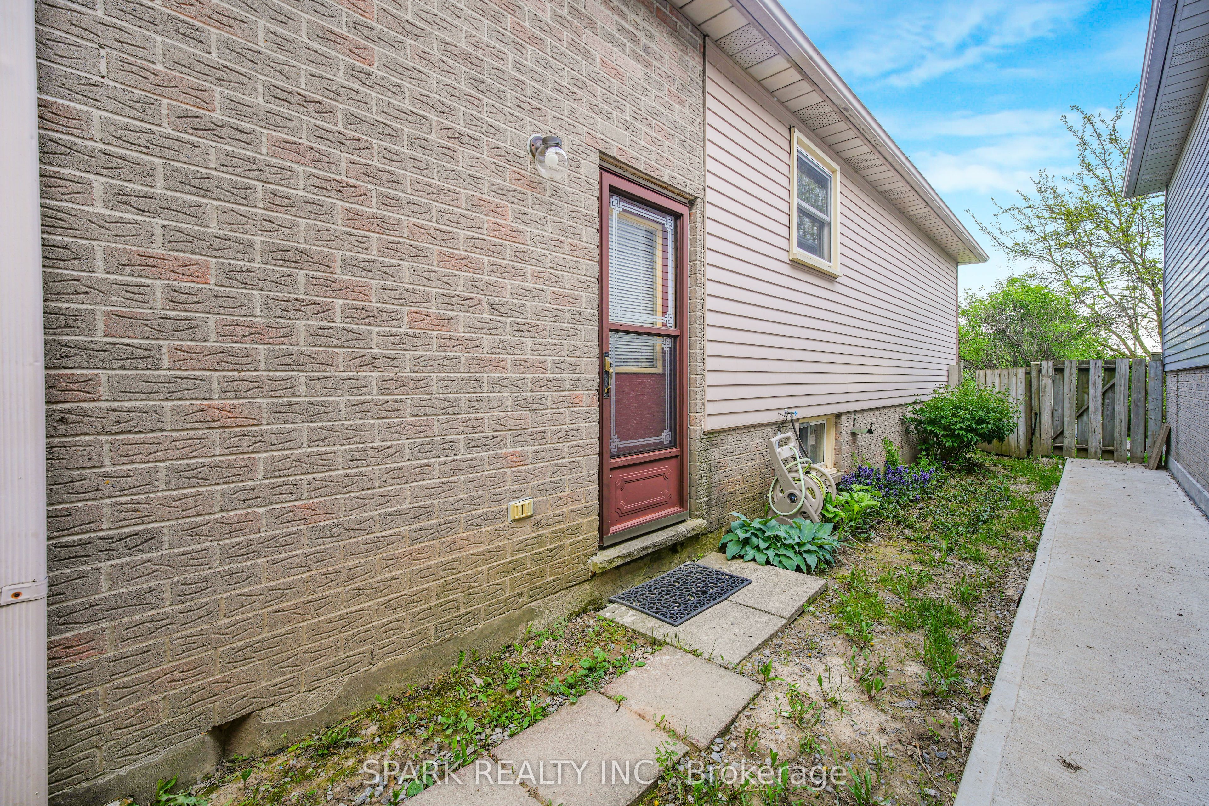 28 Lampman Crescent Property Photo 18