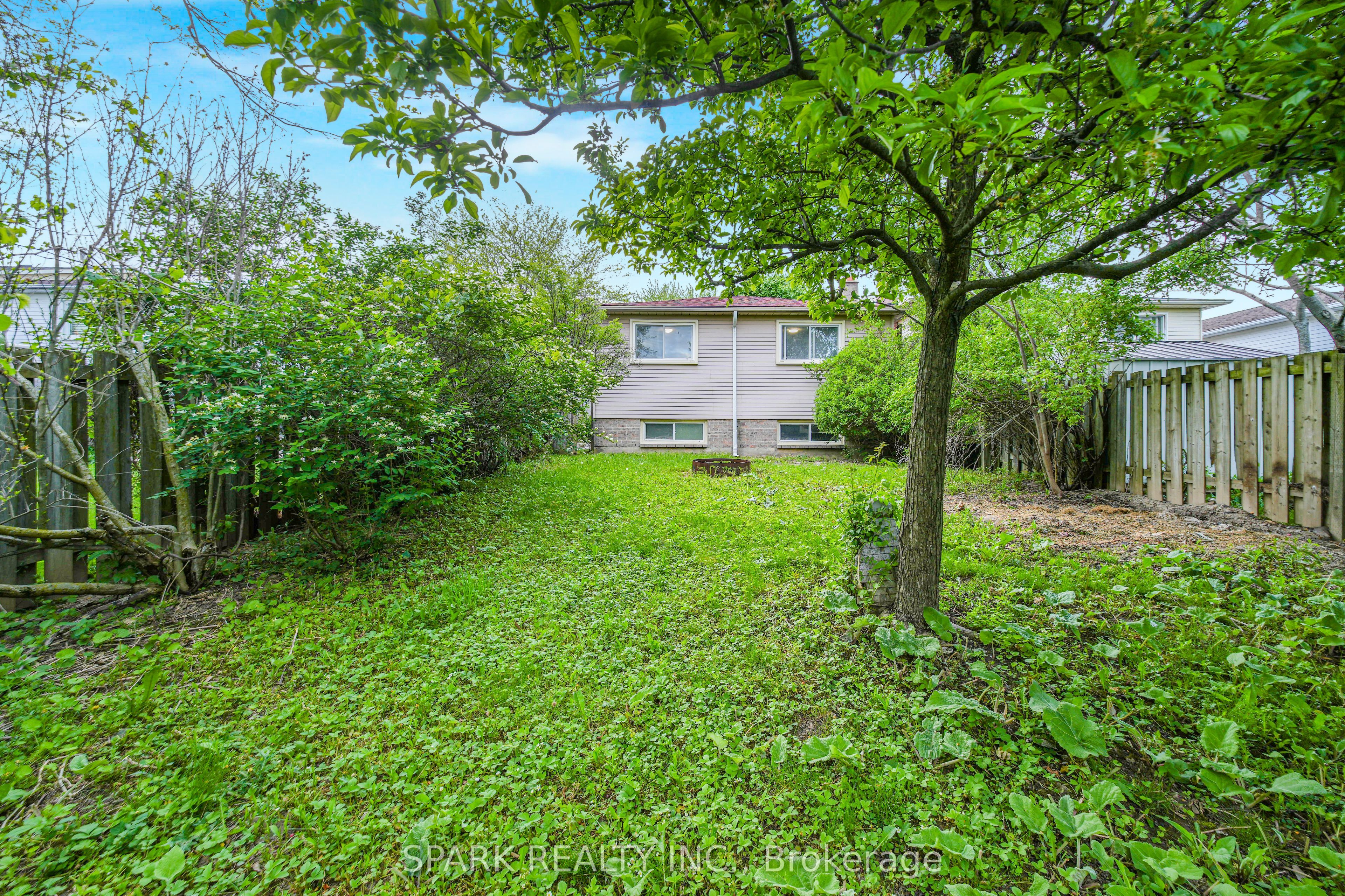28 Lampman Crescent Property Photo 27