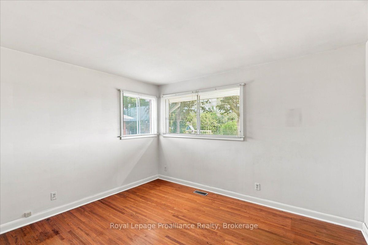 120 Sidney Crescent Property Photo 17