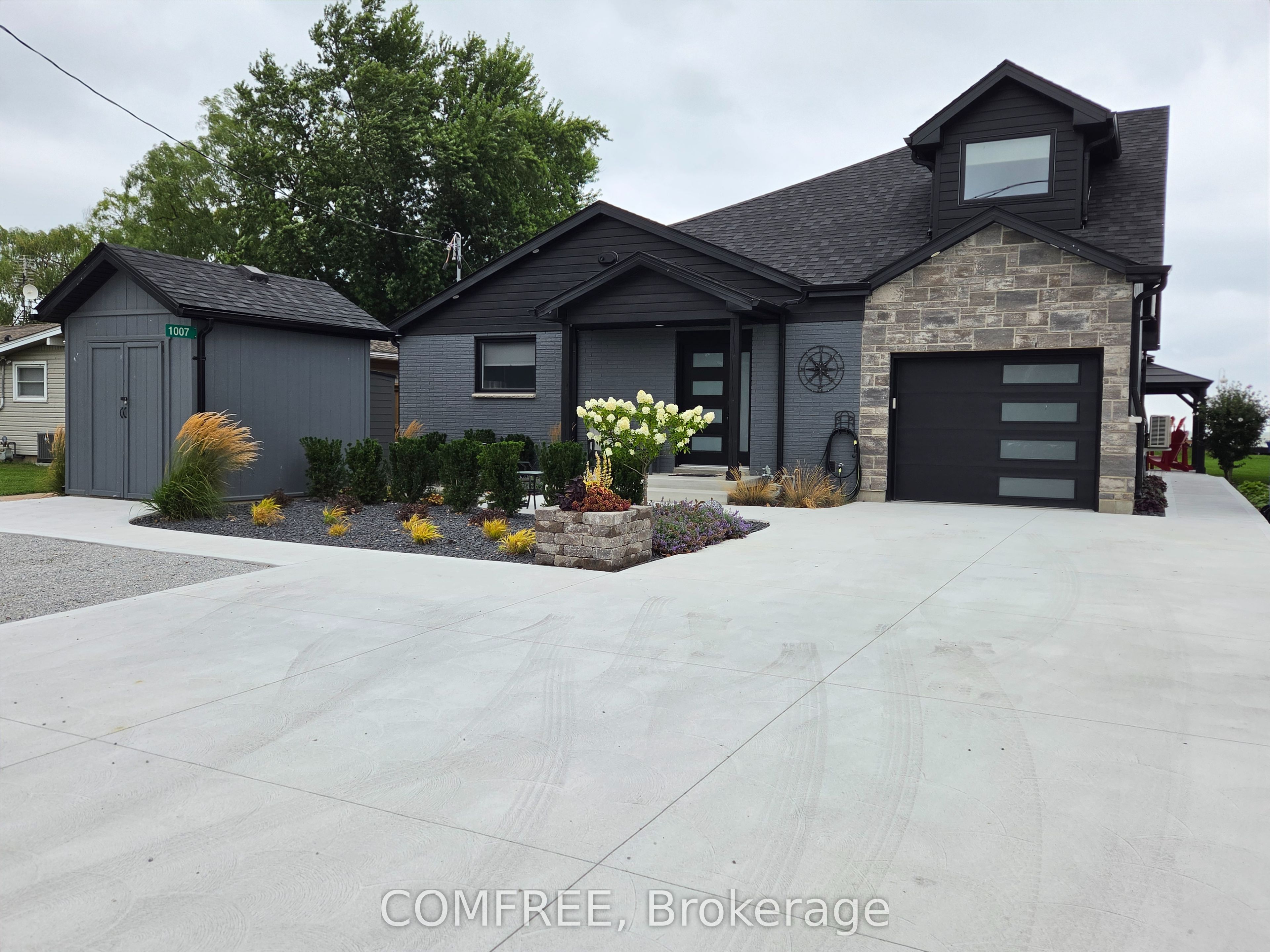 1007 Lakeshore Park Property Photo 1