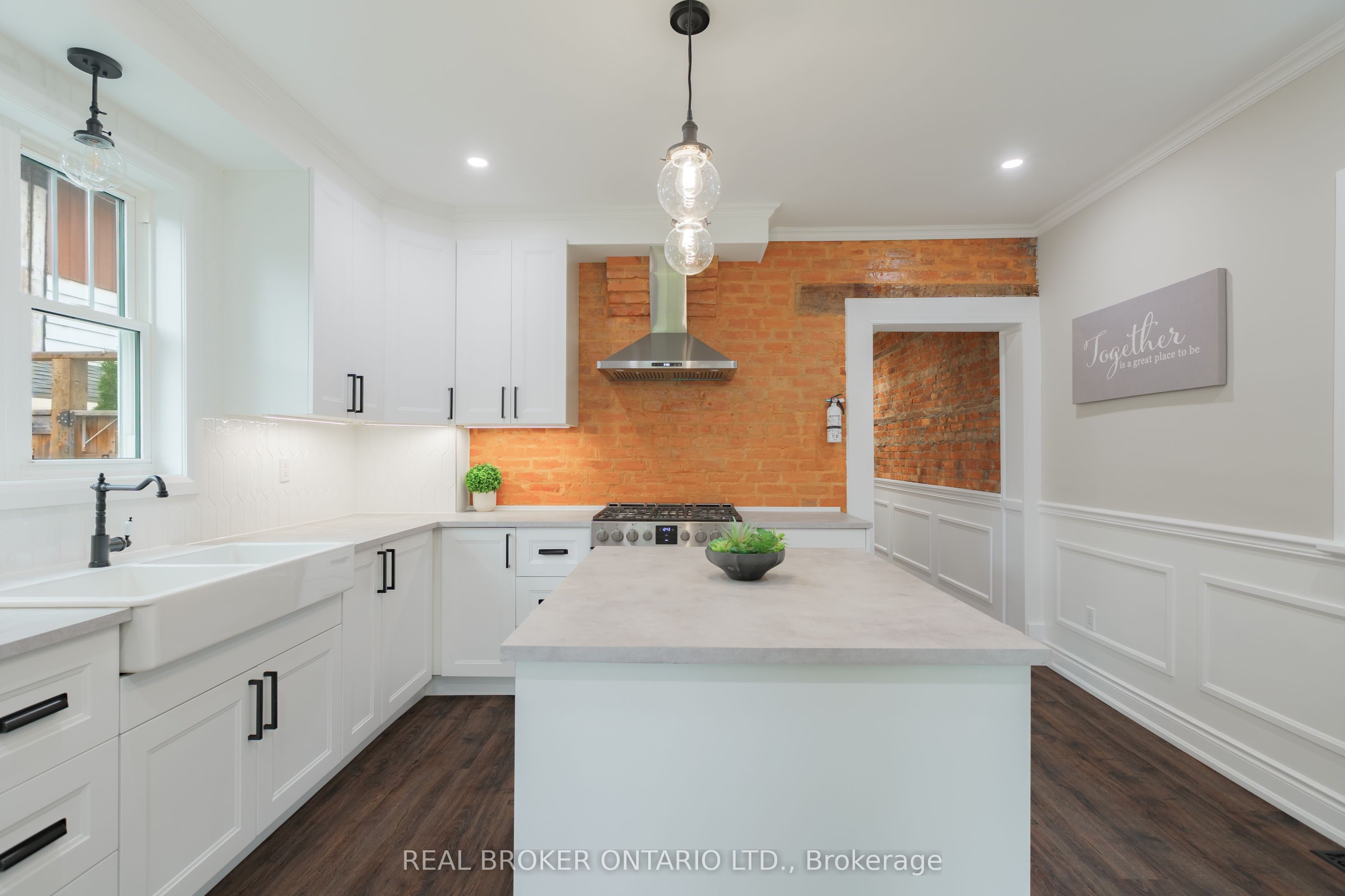 46 Murray Street E Property Photo 3