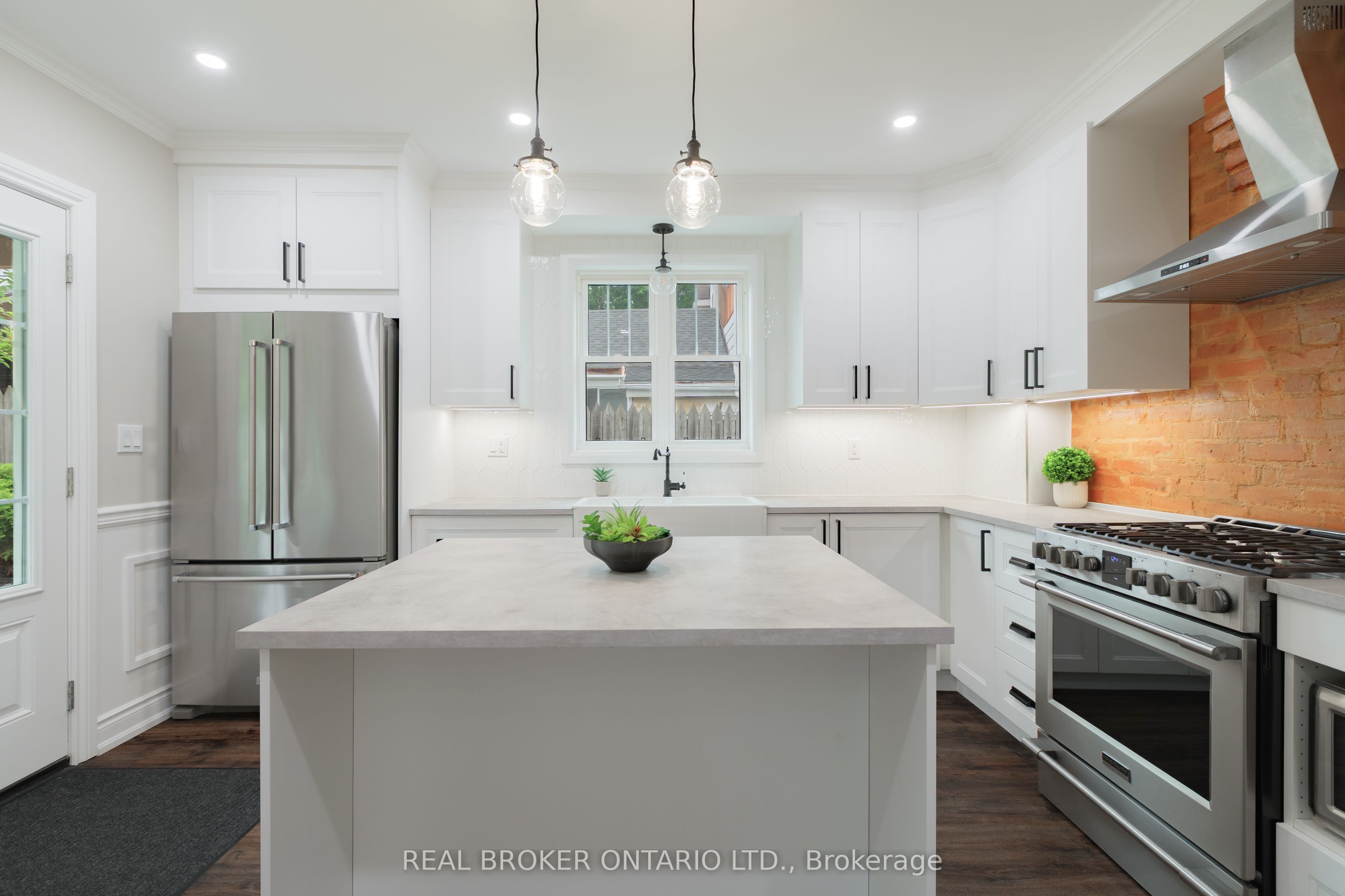 46 Murray Street E Property Photo 8