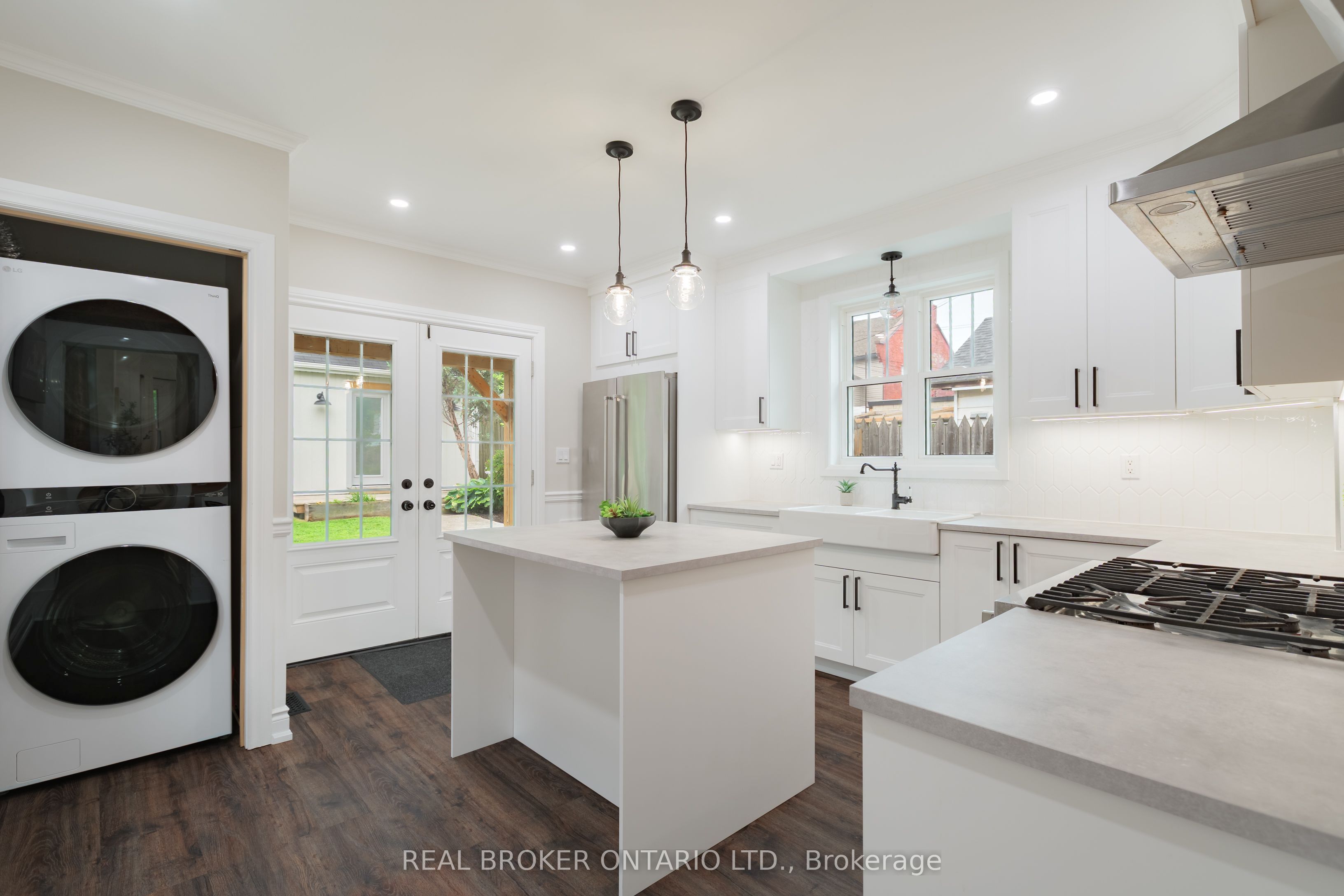 46 Murray Street E Property Photo 9