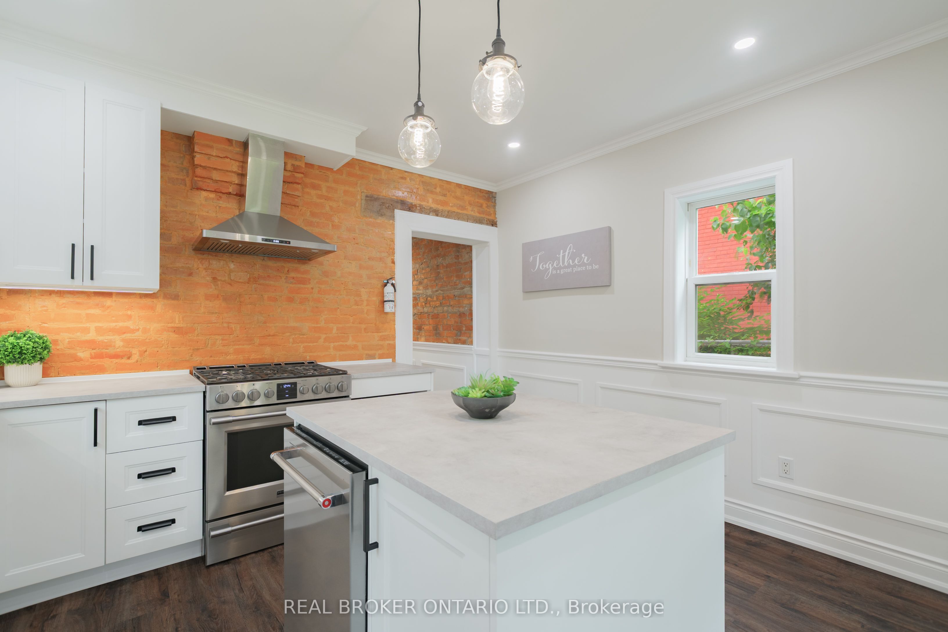 46 Murray Street E Property Photo 10
