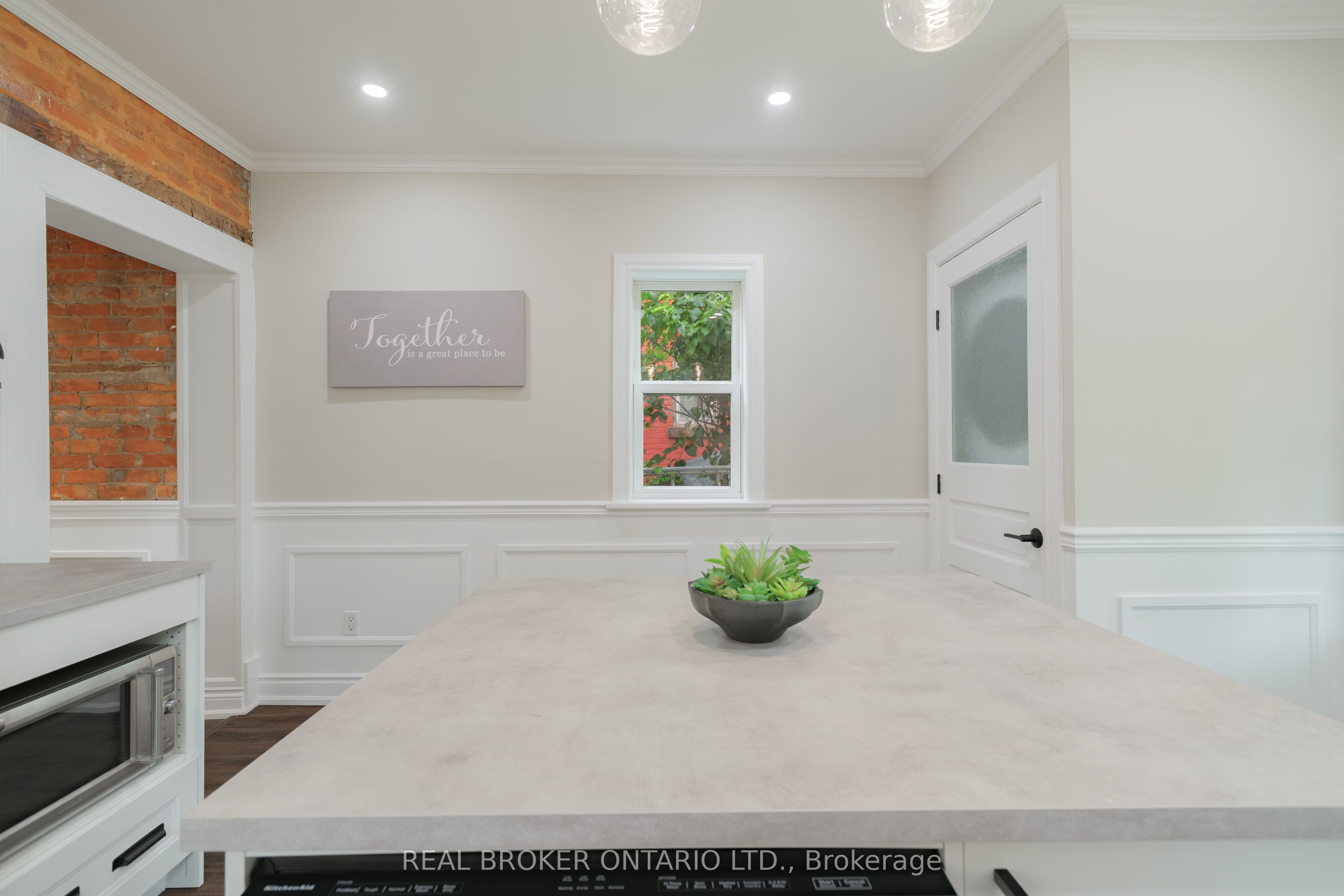 46 Murray Street E Property Photo 11