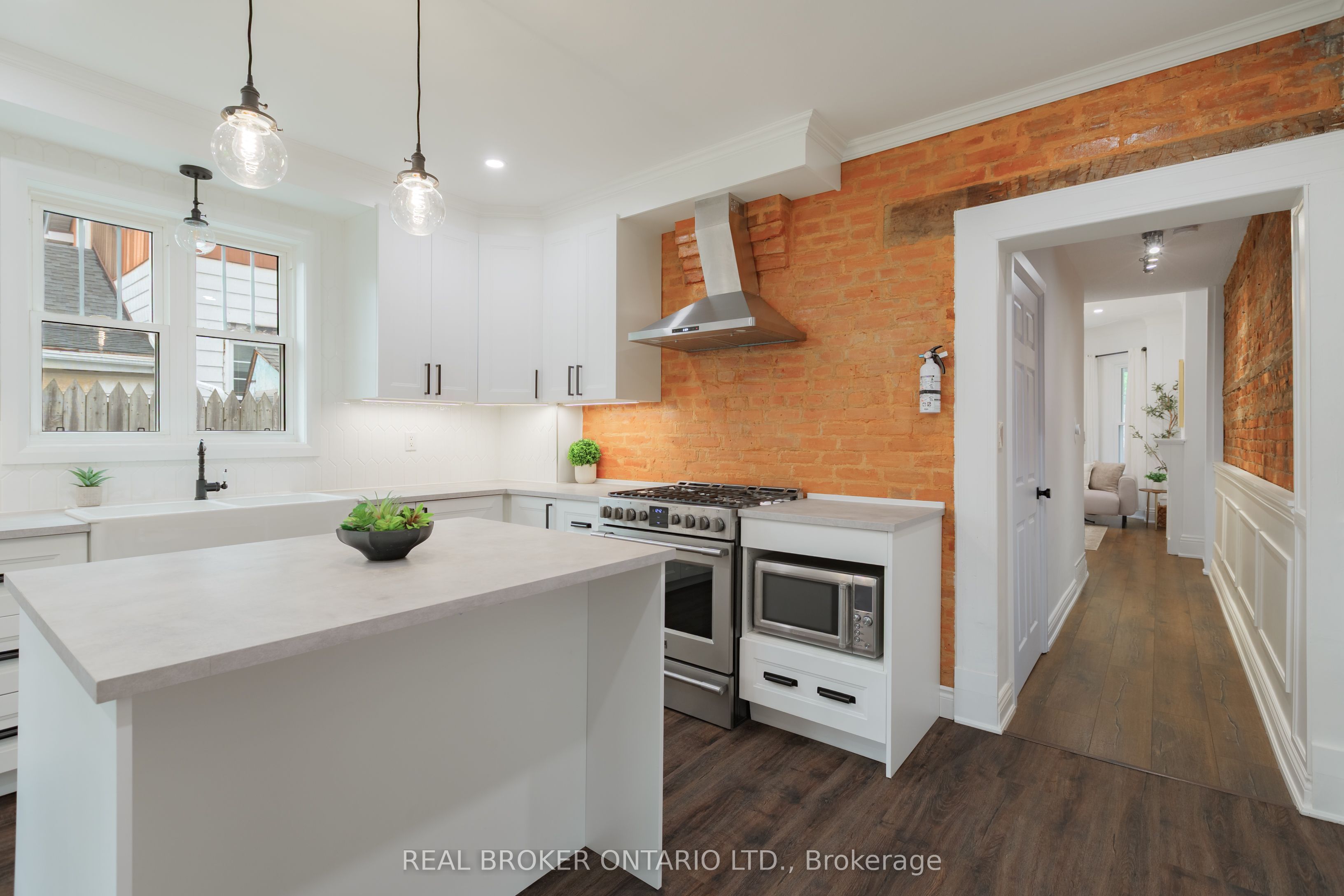 46 Murray Street E Property Photo 12