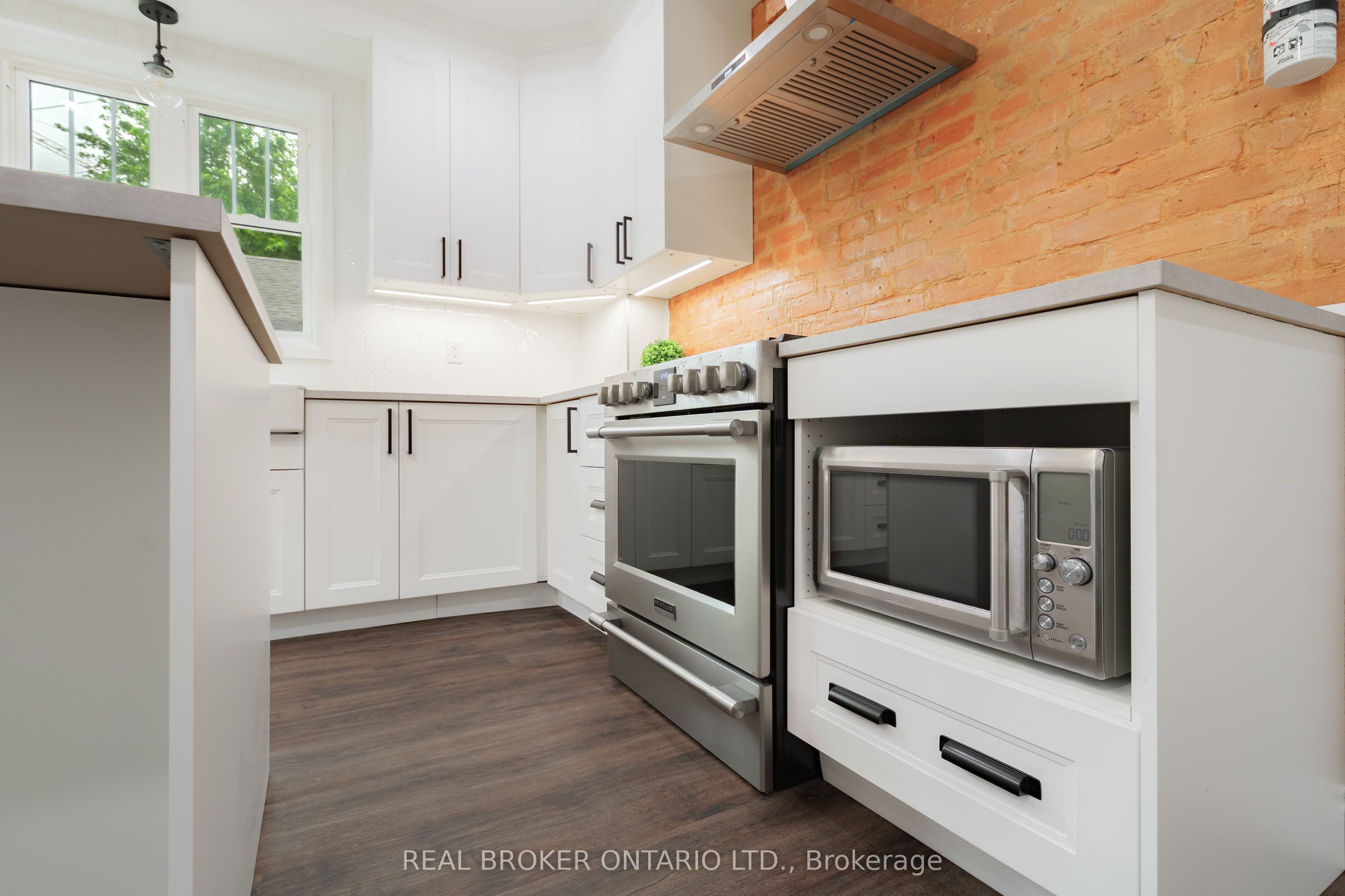 46 Murray Street E Property Photo 13