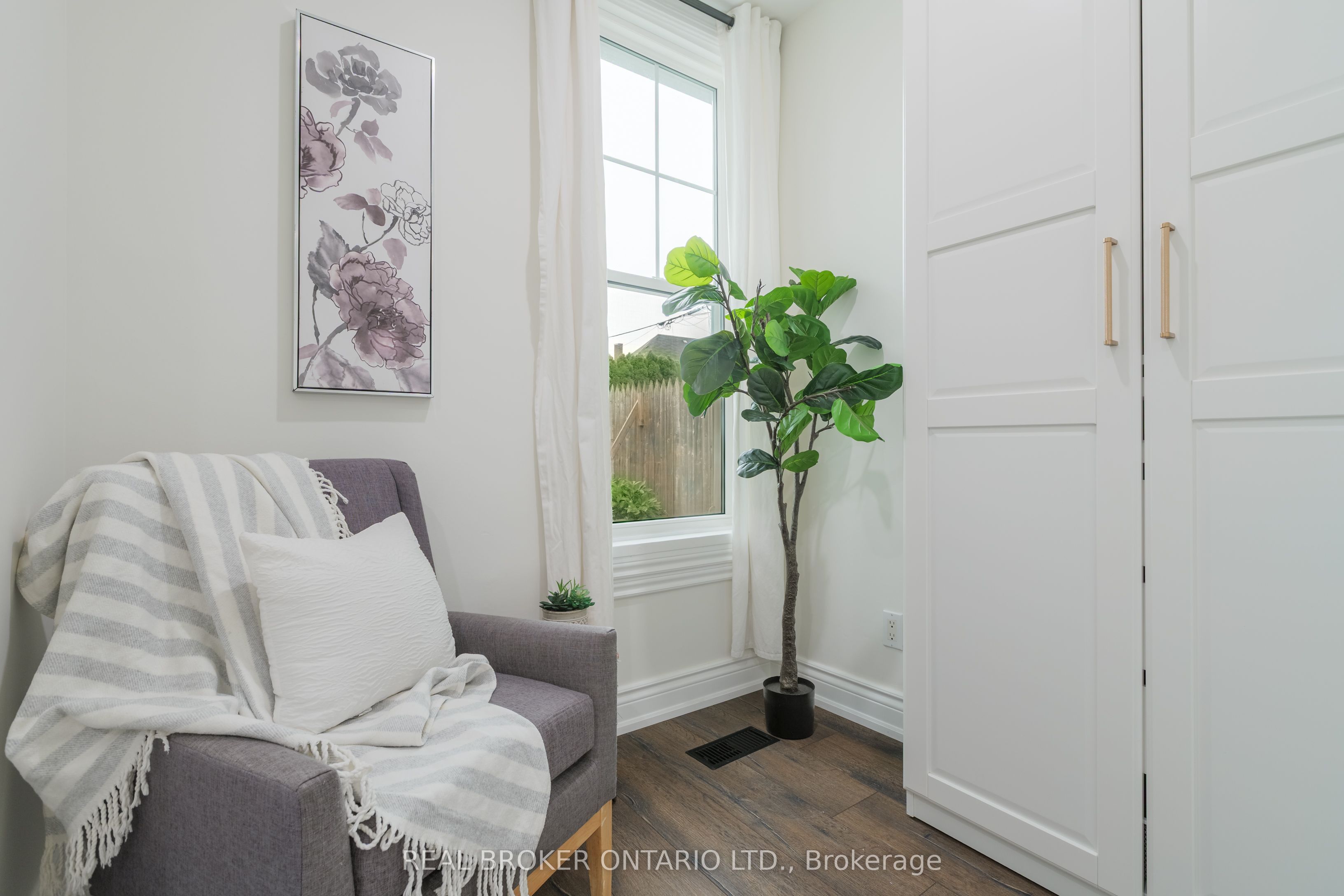 46 Murray Street E Property Photo 23