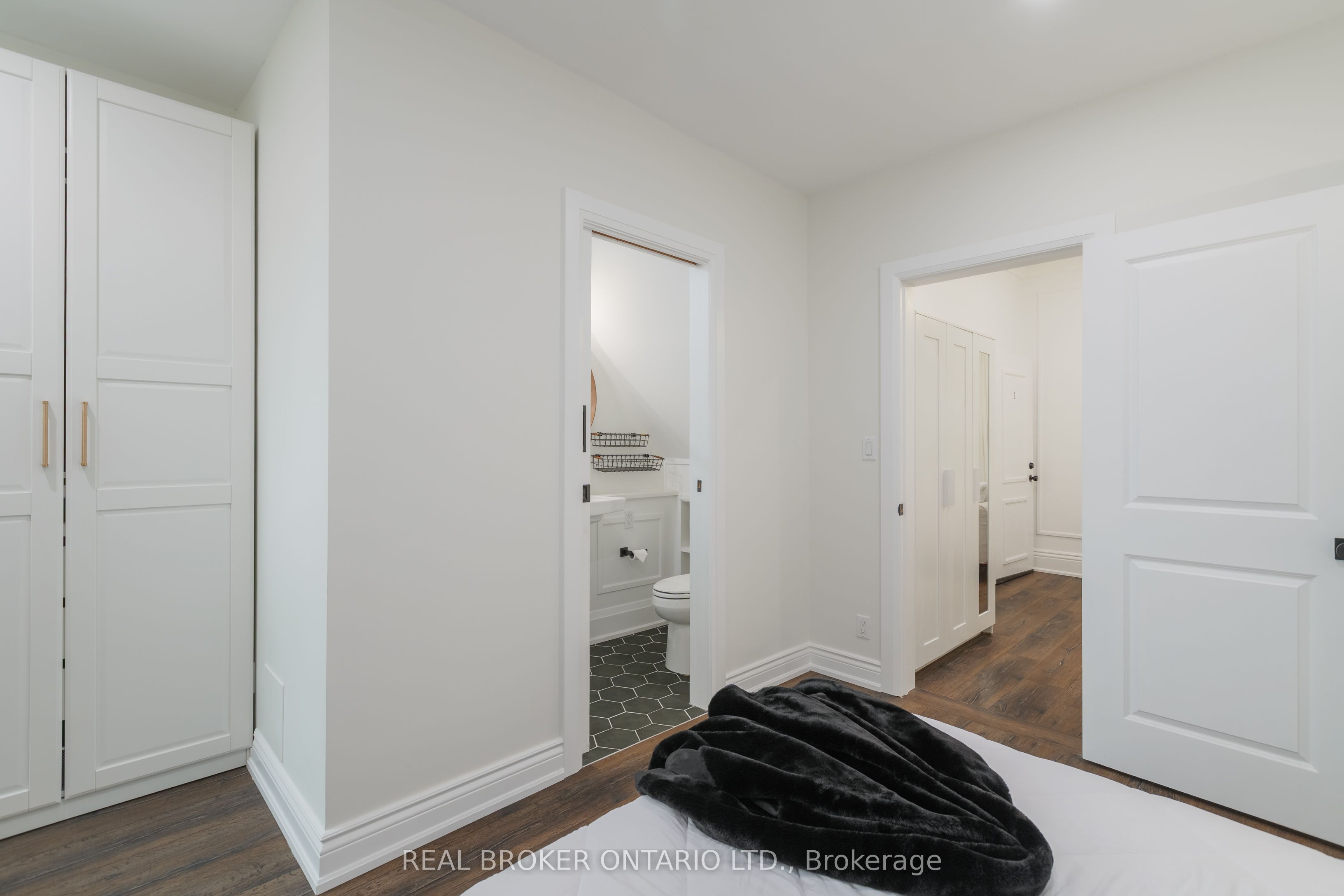46 Murray Street E Property Photo 24