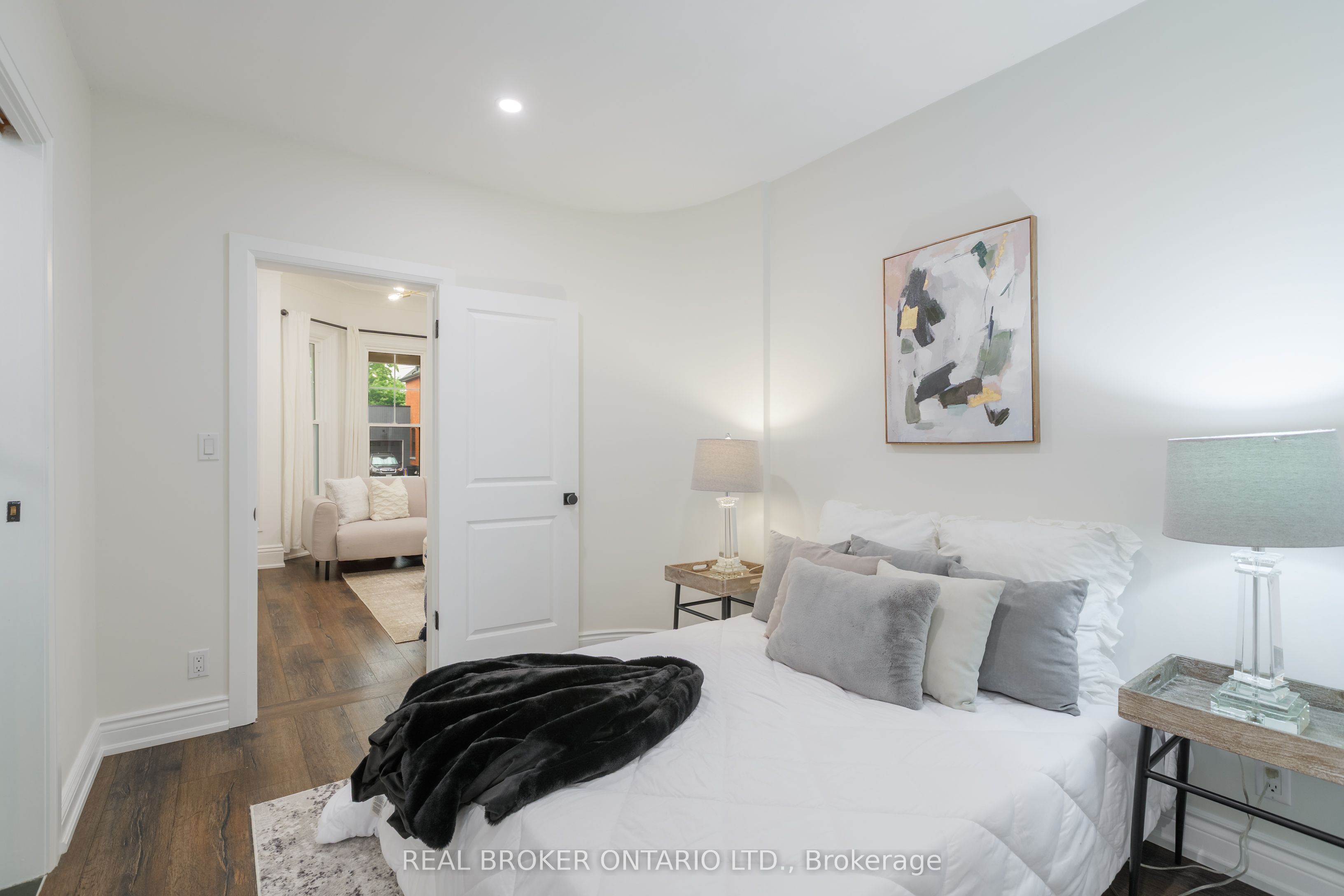46 Murray Street E Property Photo 25