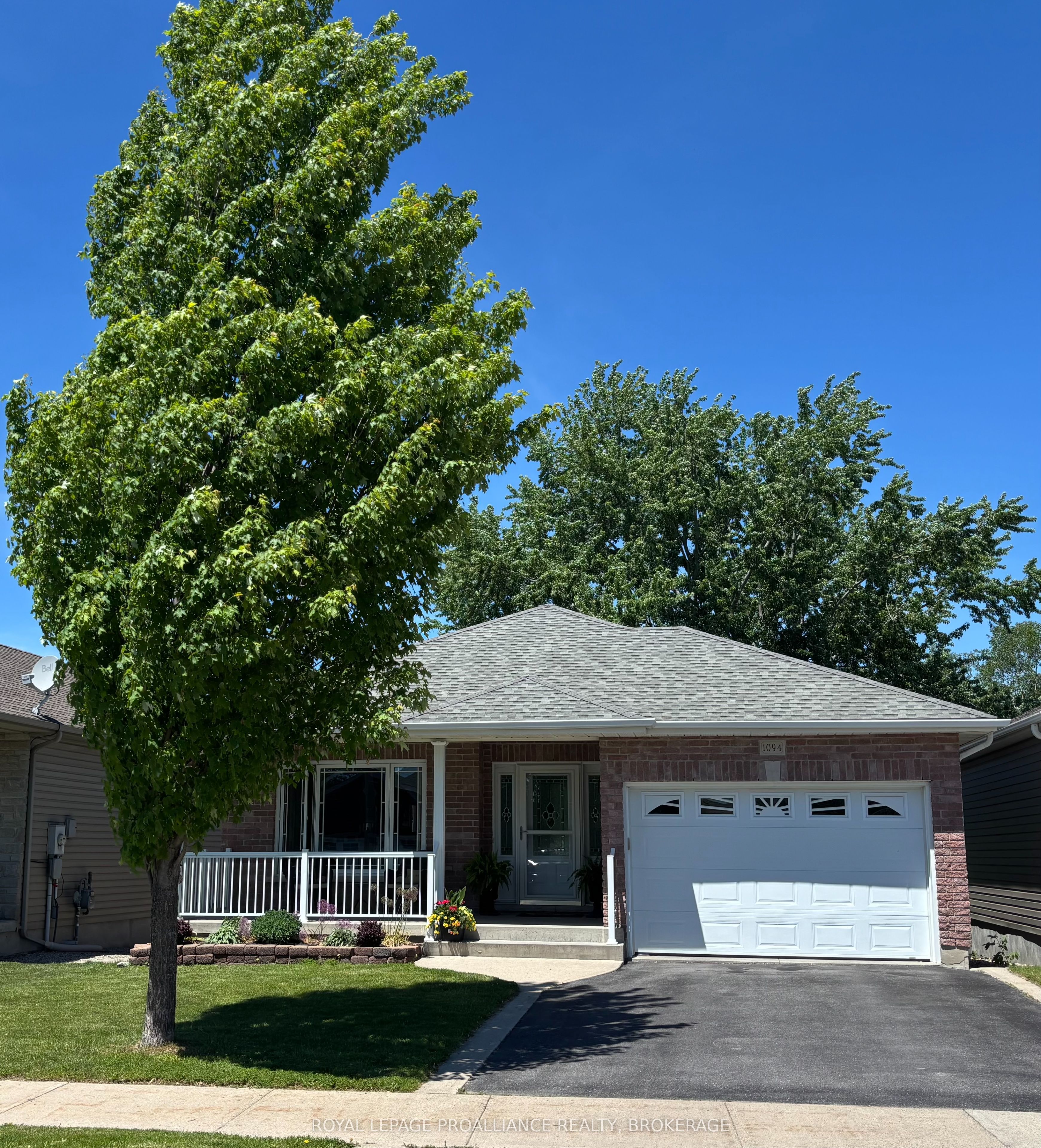 1094 Crossfield Avenue Property Photo 2