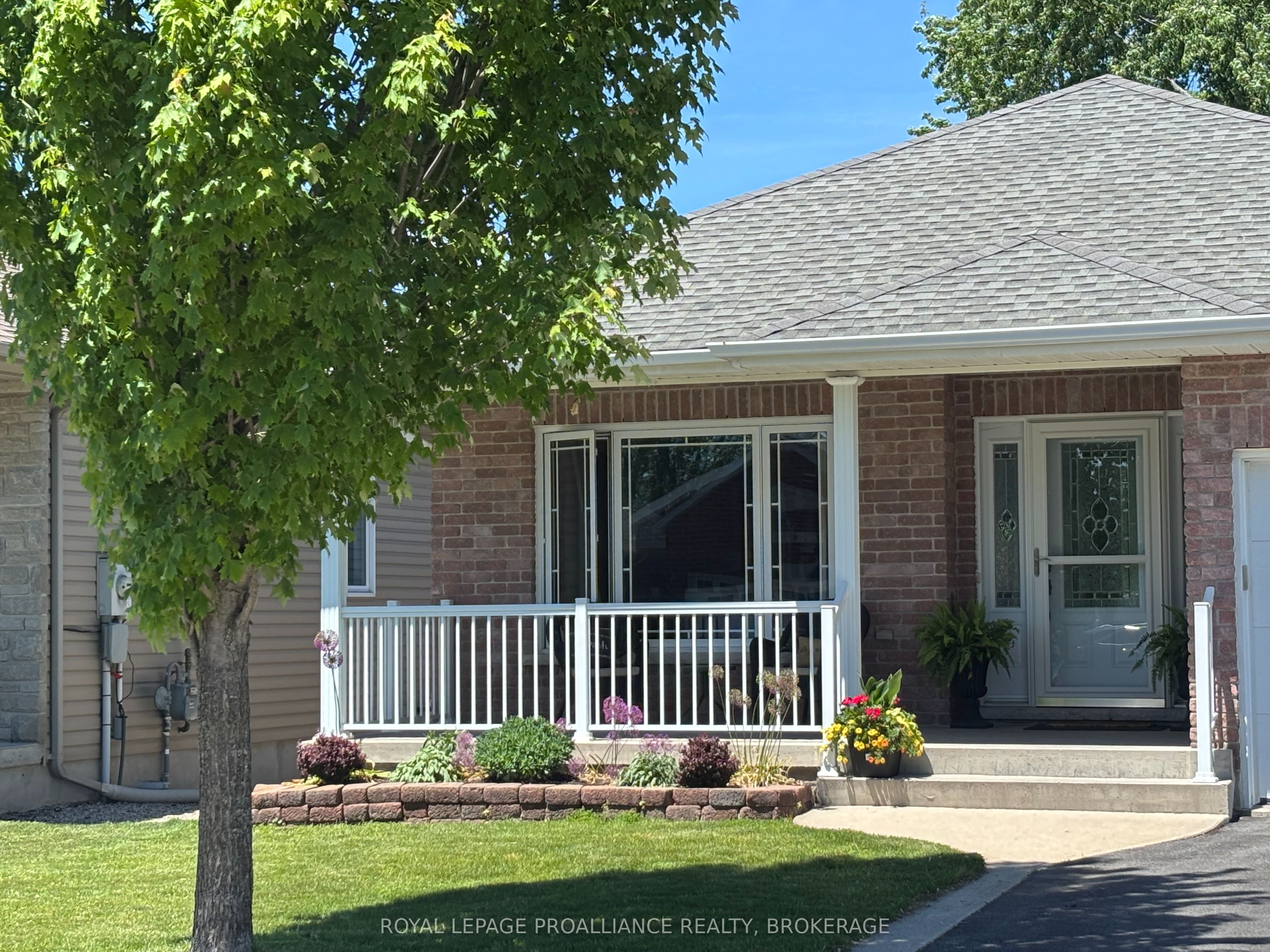 1094 Crossfield Avenue Property Photo 3