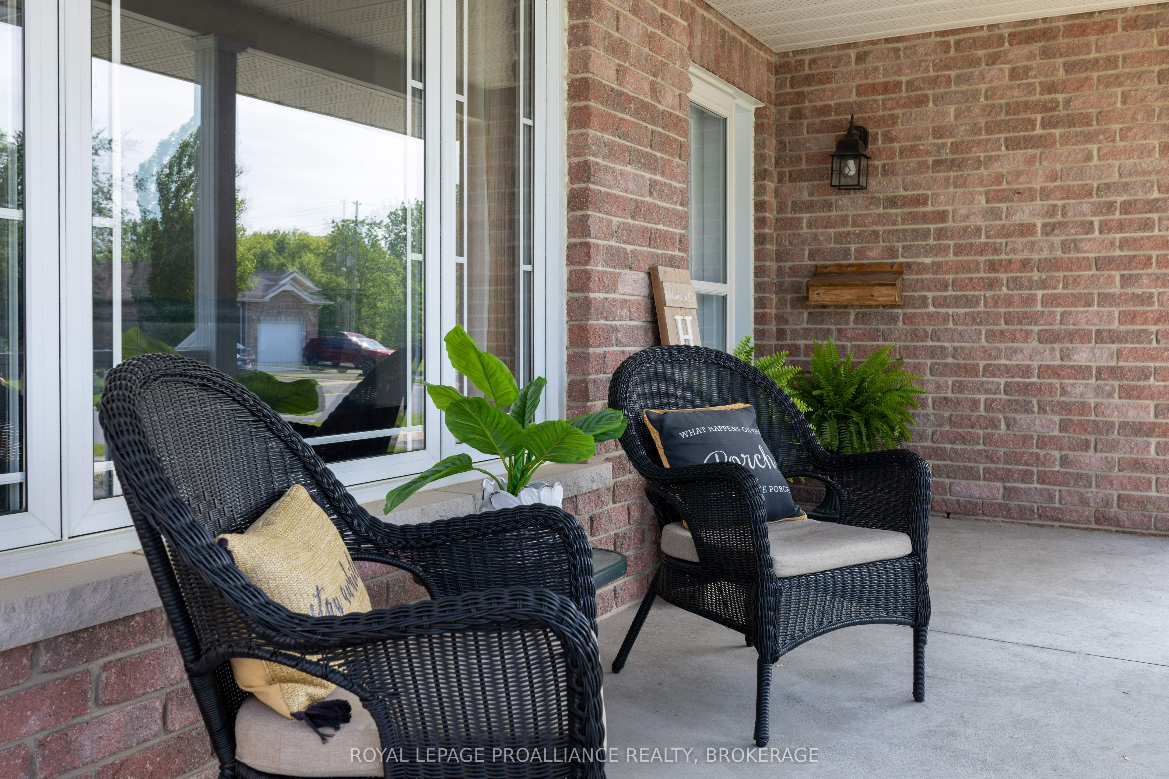 1094 Crossfield Avenue Property Photo 4