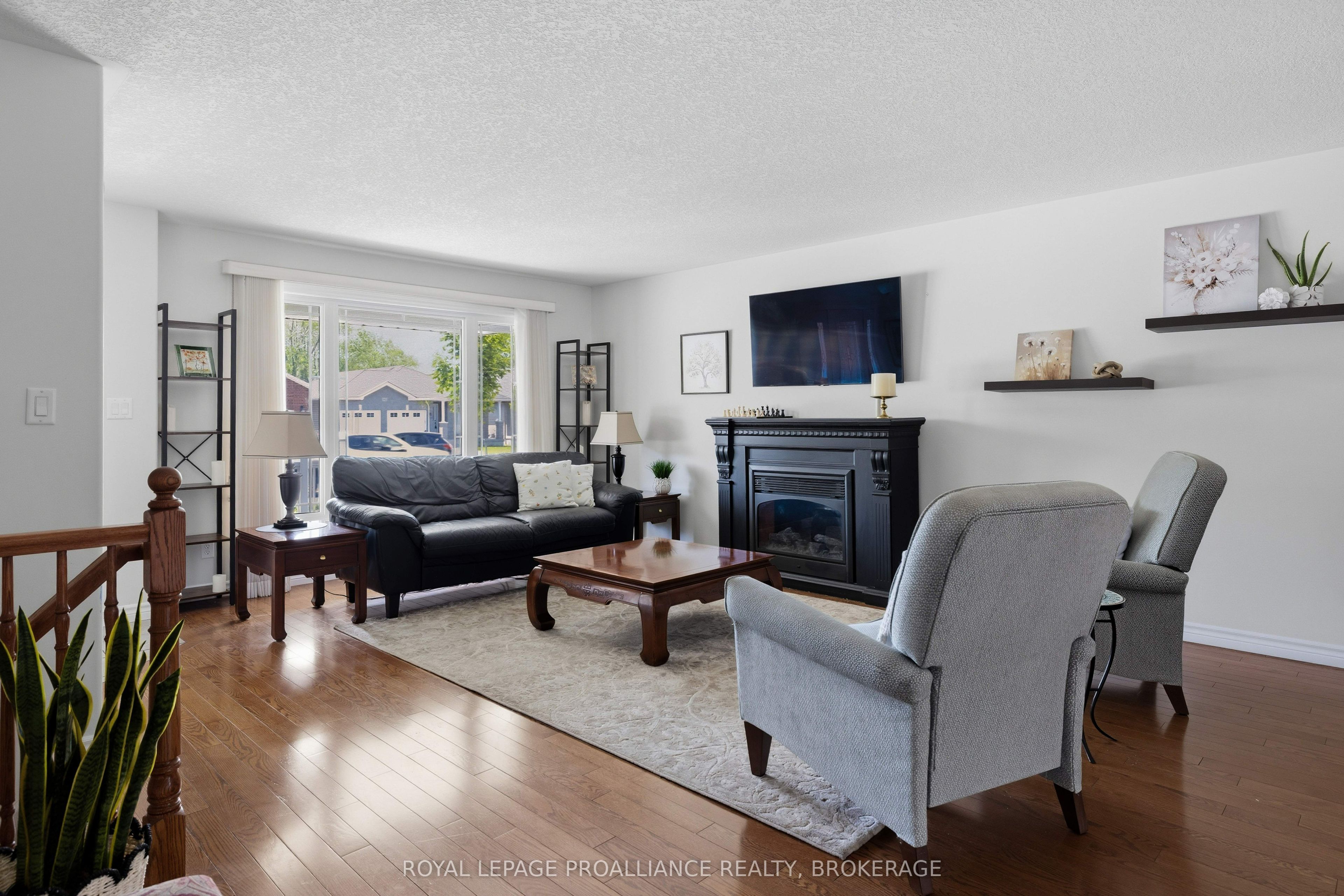 1094 Crossfield Avenue Property Photo 8