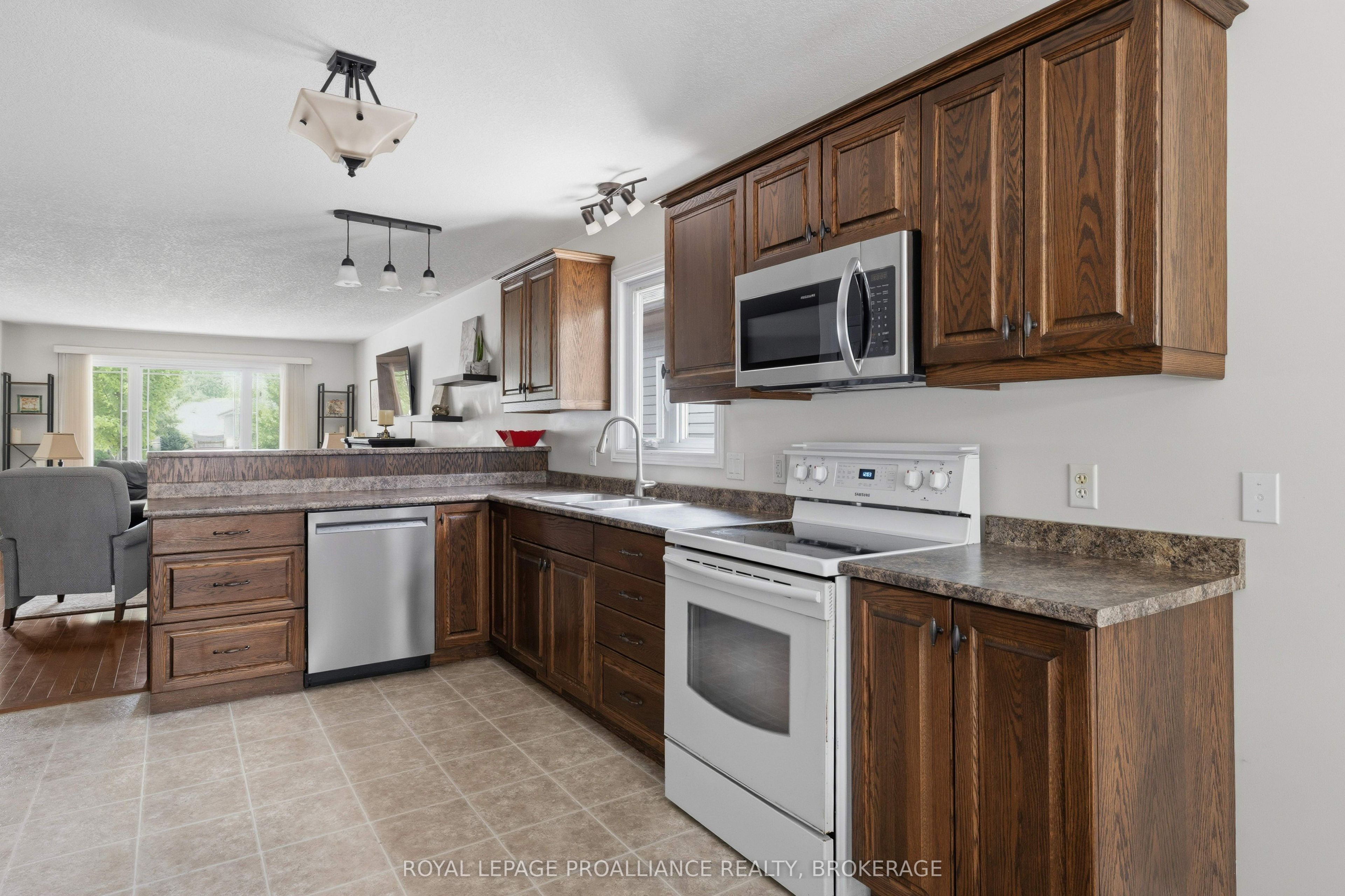1094 Crossfield Avenue Property Photo 15