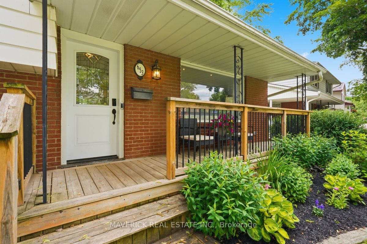 653 Viscount Road Property Photo 4