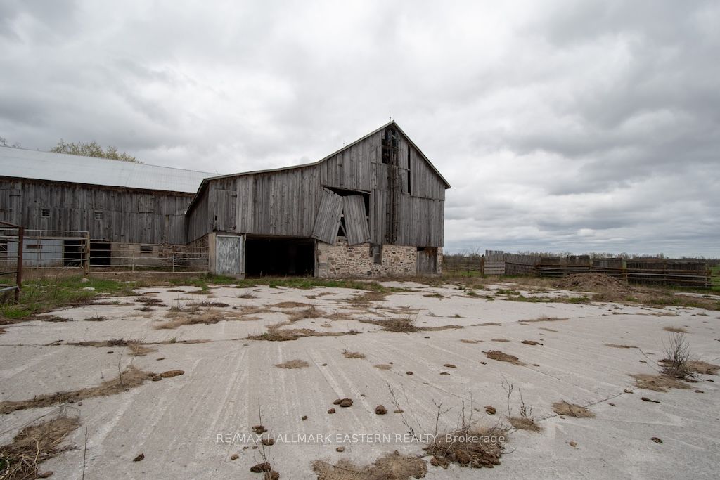1444 5th Line Property Photo 4