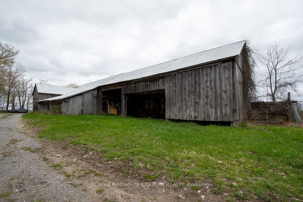 1444 5th Line Property Photo 6