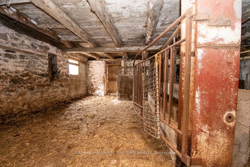 1444 5th Line Property Photo 38