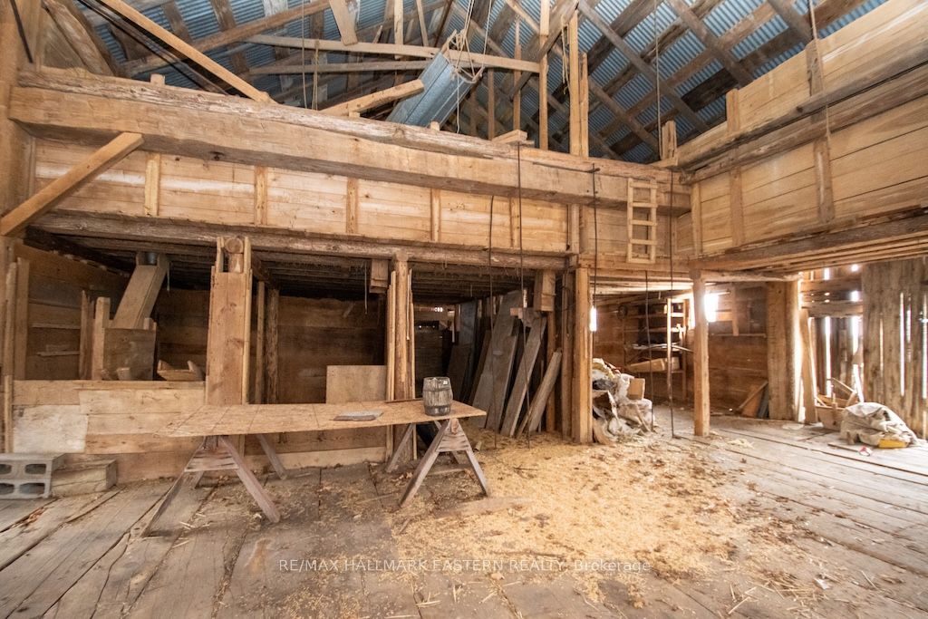 1444 5th Line Property Photo 43