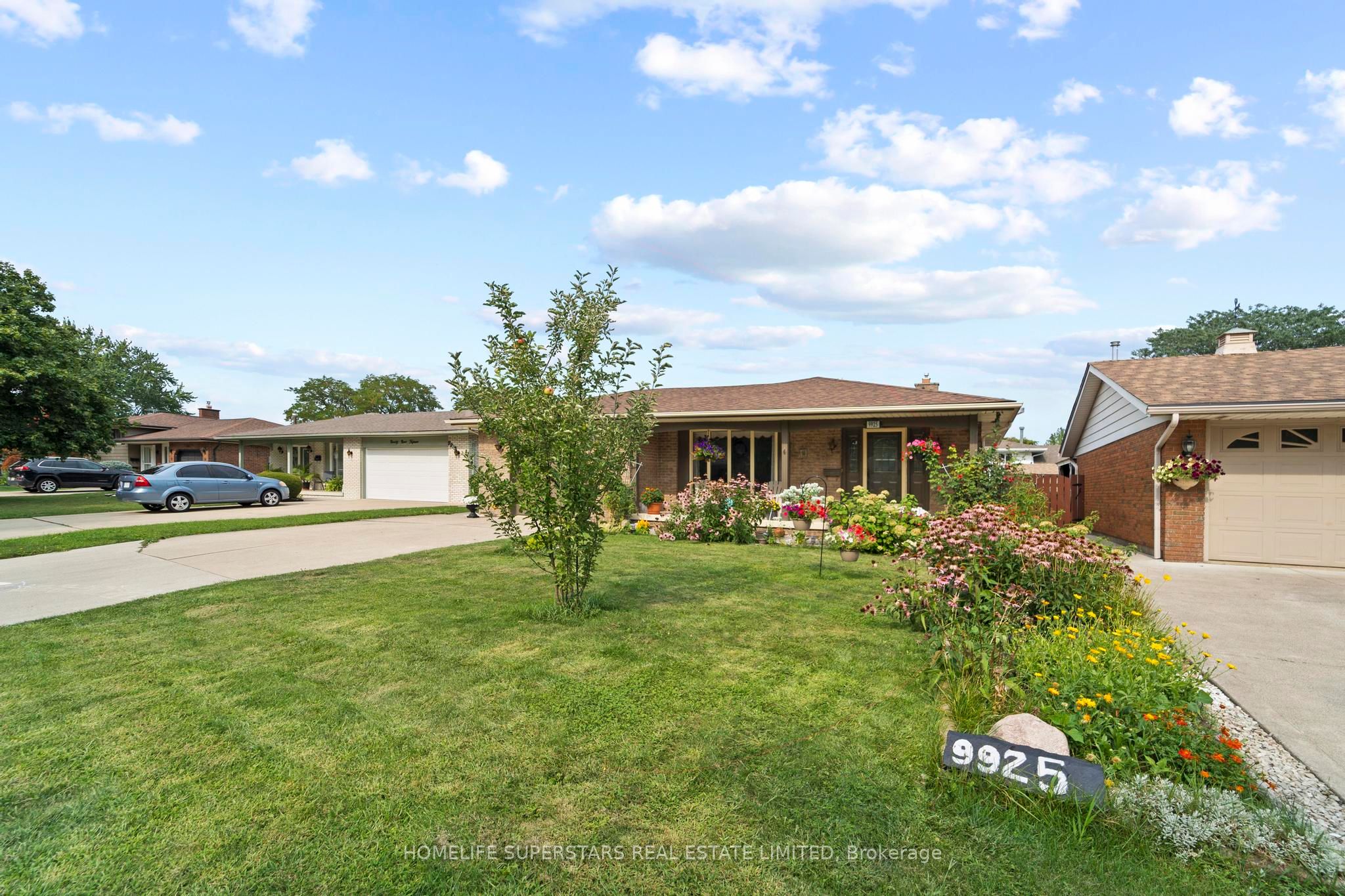 9925 Holly Crescent Property Photo 2