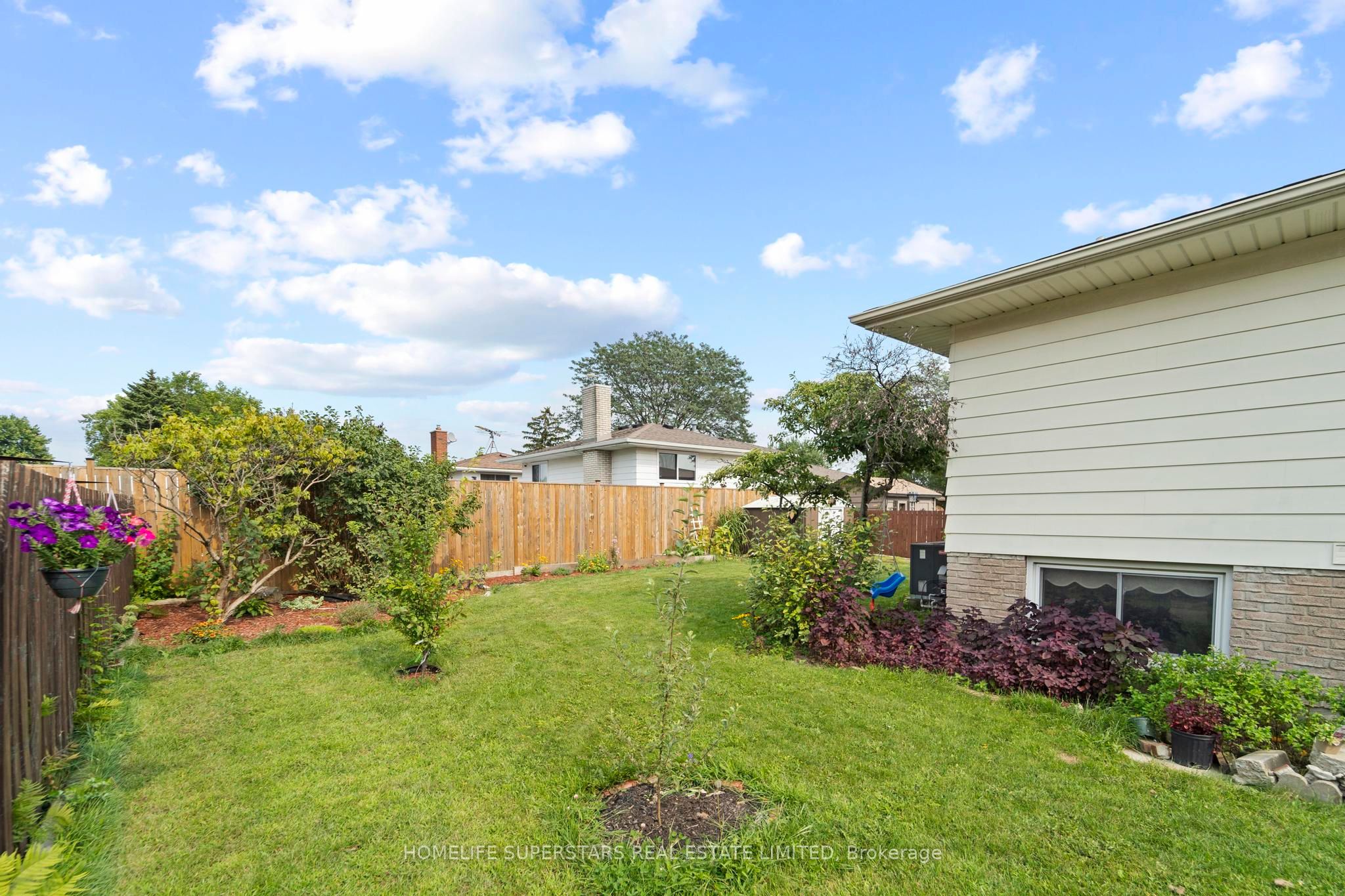 9925 Holly Crescent Property Photo 4