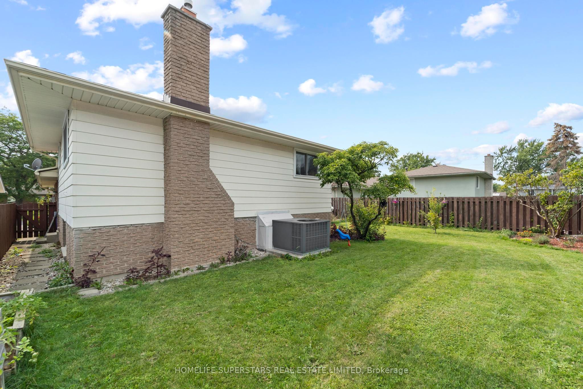 9925 Holly Crescent Property Photo 6