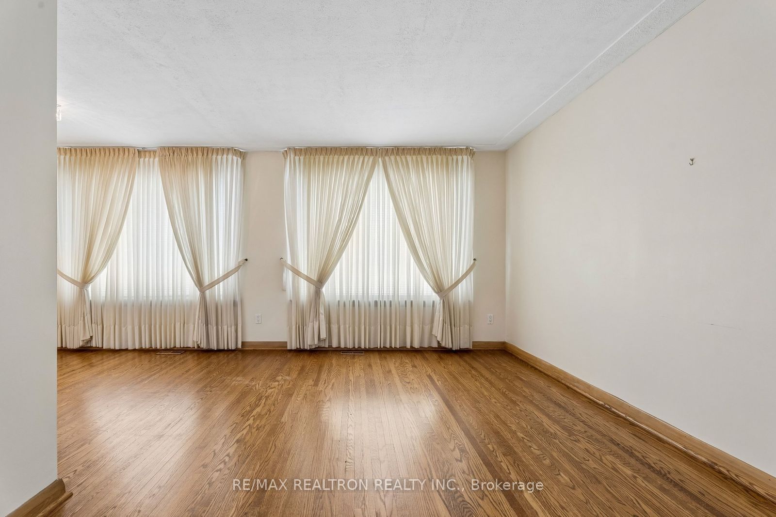 831 Mohawk Road E Property Photo 5