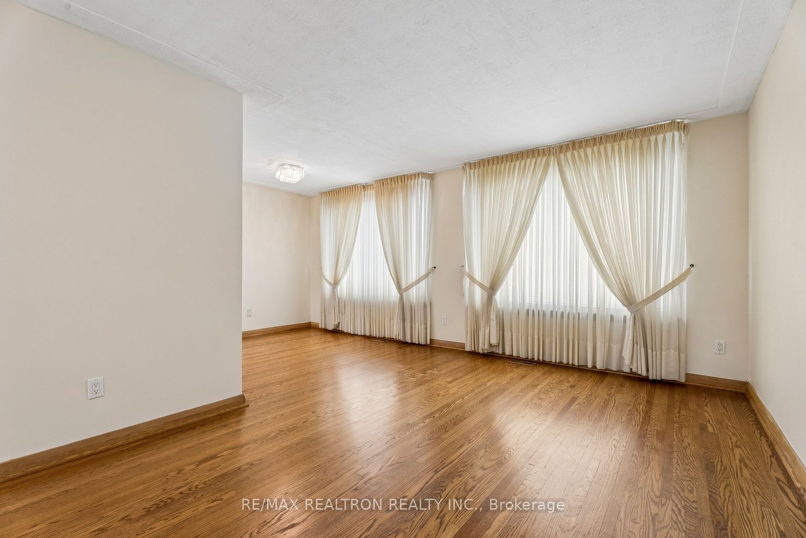 831 Mohawk Road E Property Photo 6