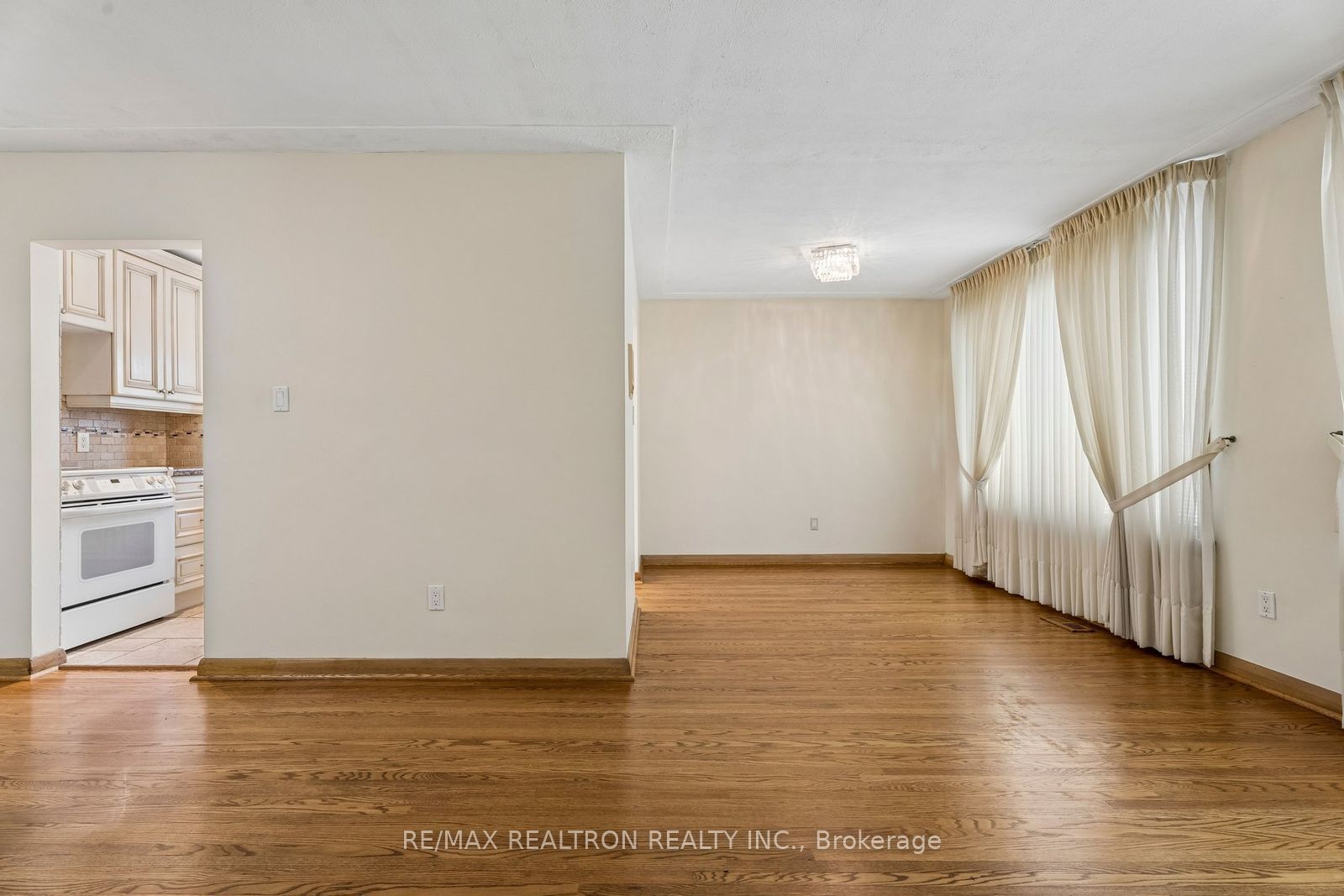 831 Mohawk Road E Property Photo 7