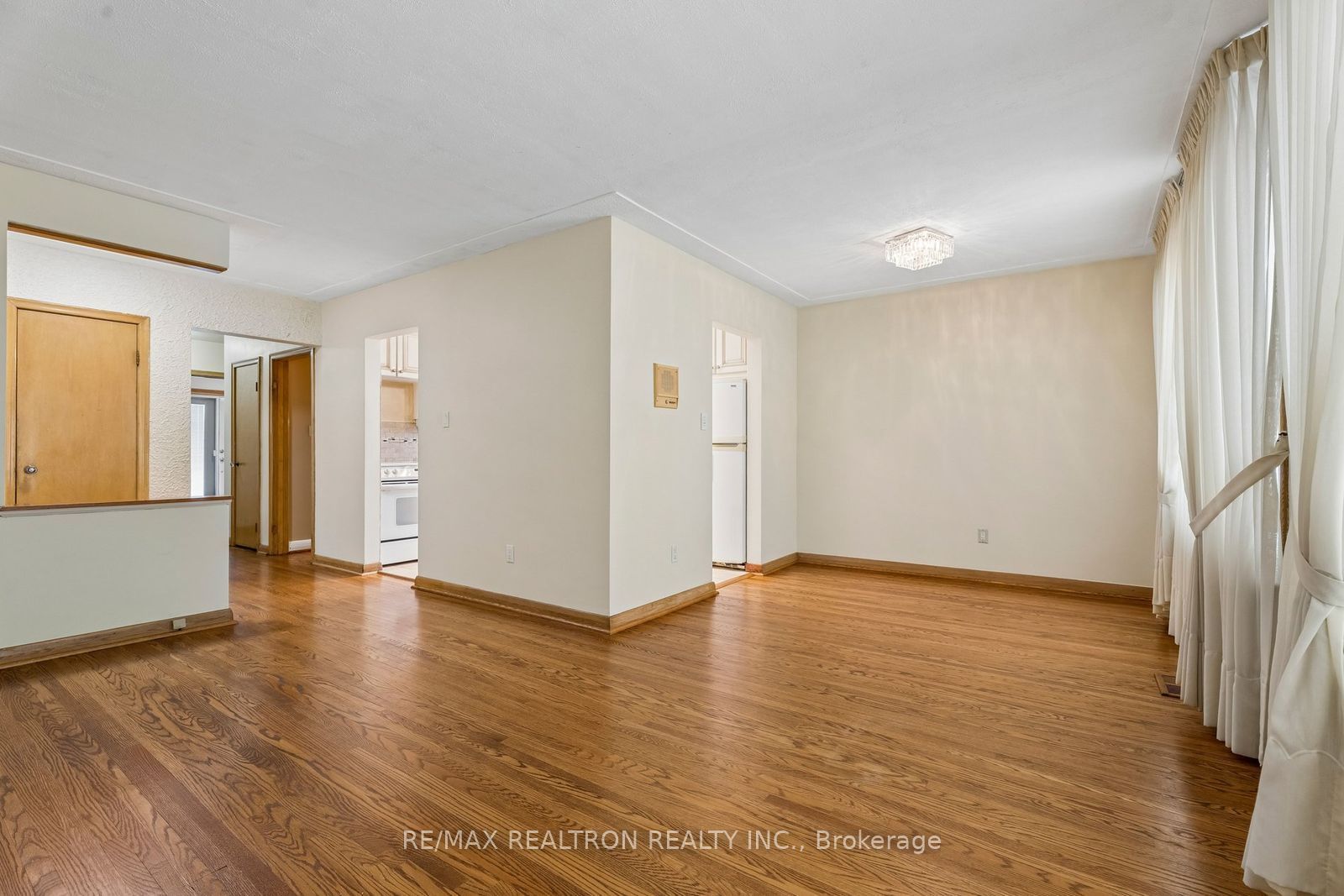831 Mohawk Road E Property Photo 8
