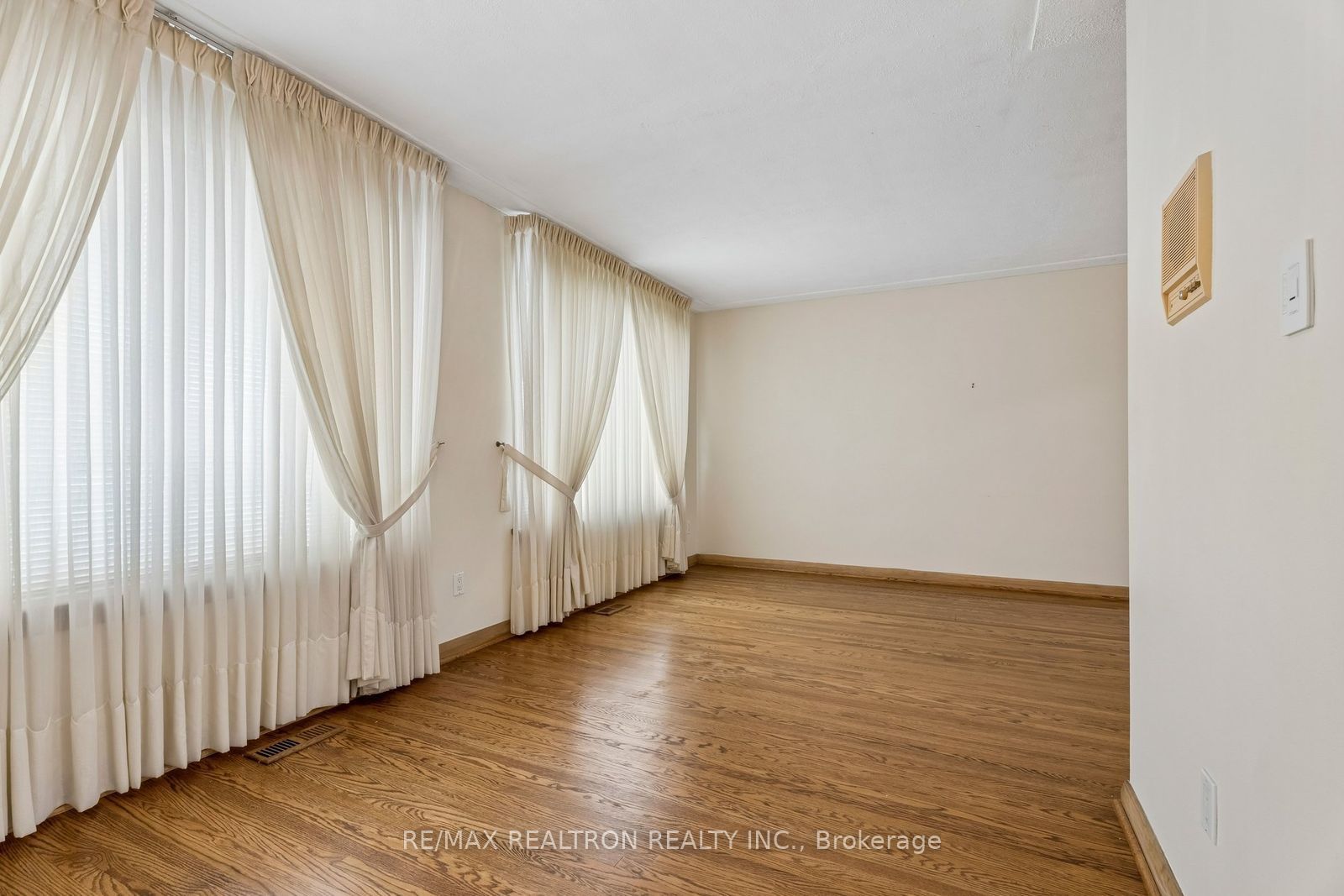 831 Mohawk Road E Property Photo 9