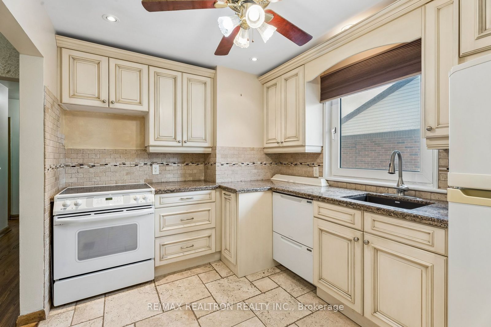 831 Mohawk Road E Property Photo 10