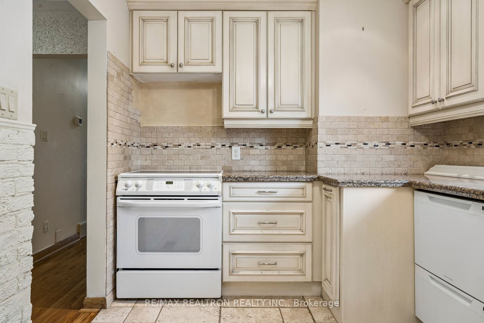 831 Mohawk Road E Property Photo 11