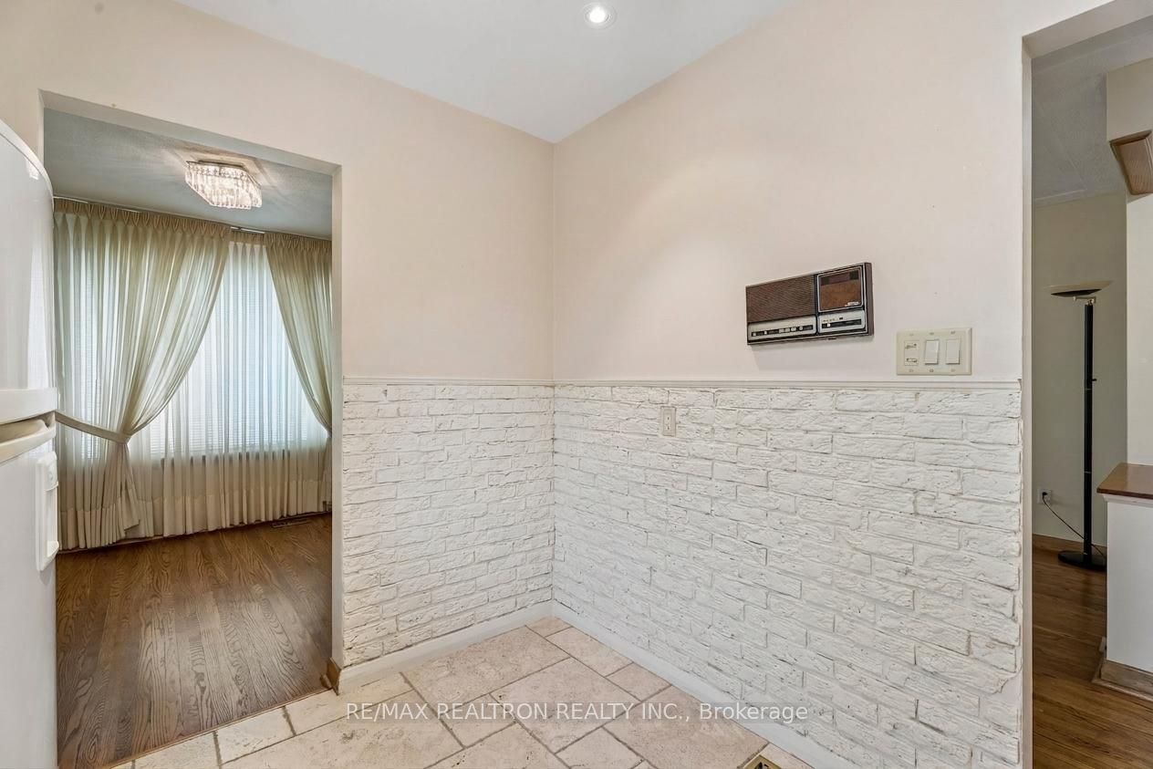 831 Mohawk Road E Property Photo 15