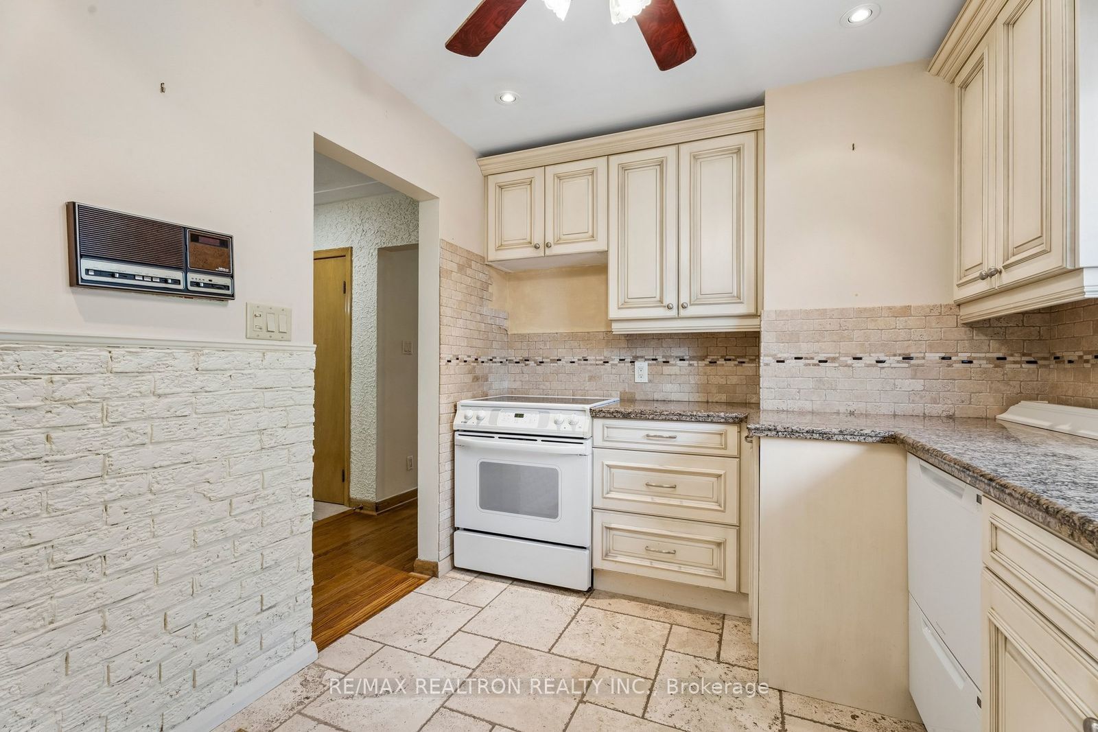 831 Mohawk Road E Property Photo 16