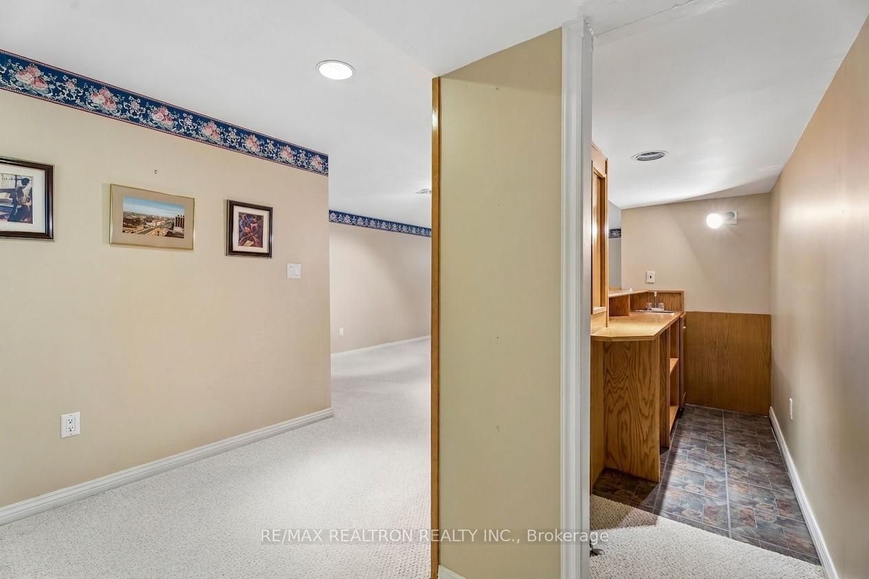 831 Mohawk Road E Property Photo 28