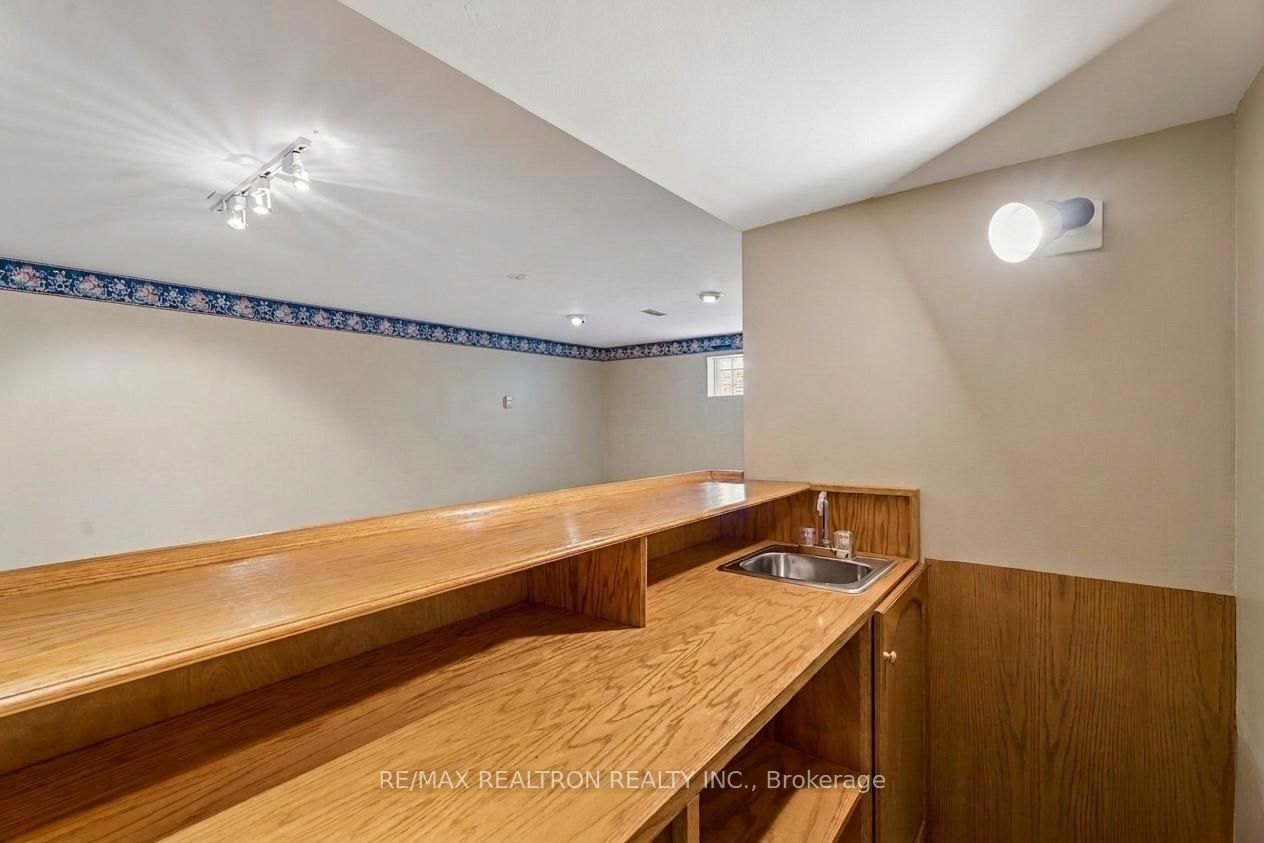 831 Mohawk Road E Property Photo 29