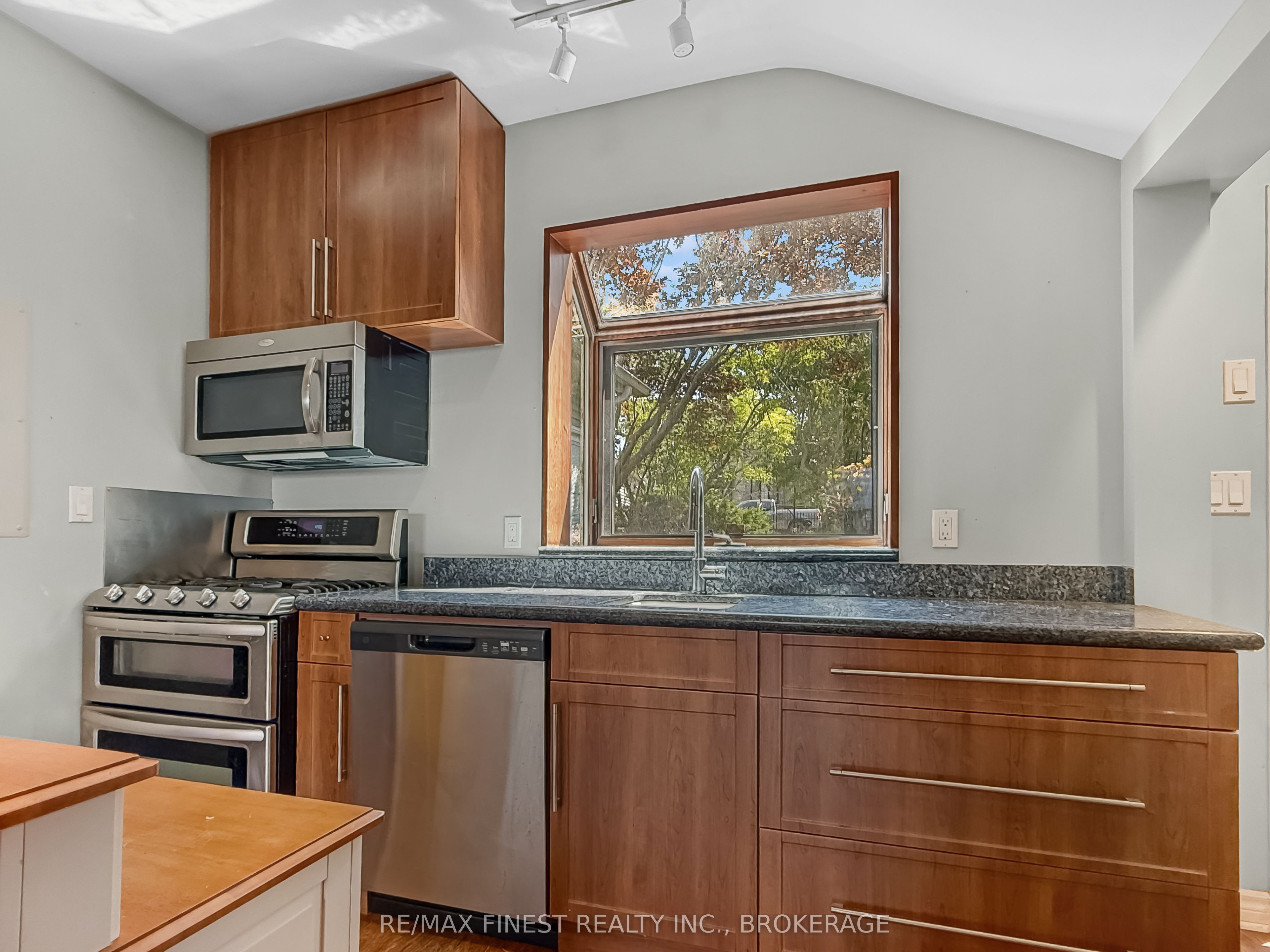 9 Point Crescent Property Photo 12