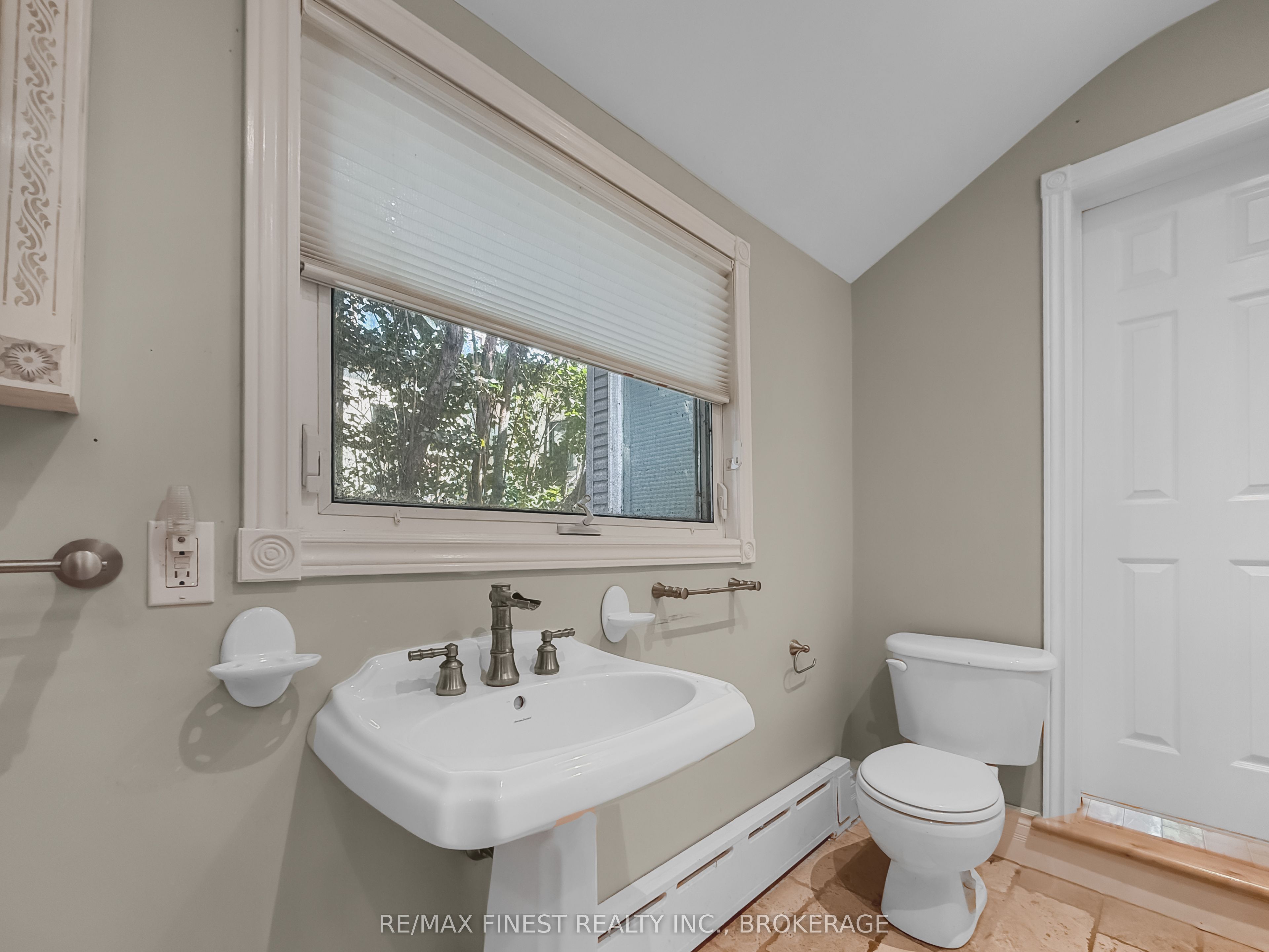 9 Point Crescent Property Photo 24