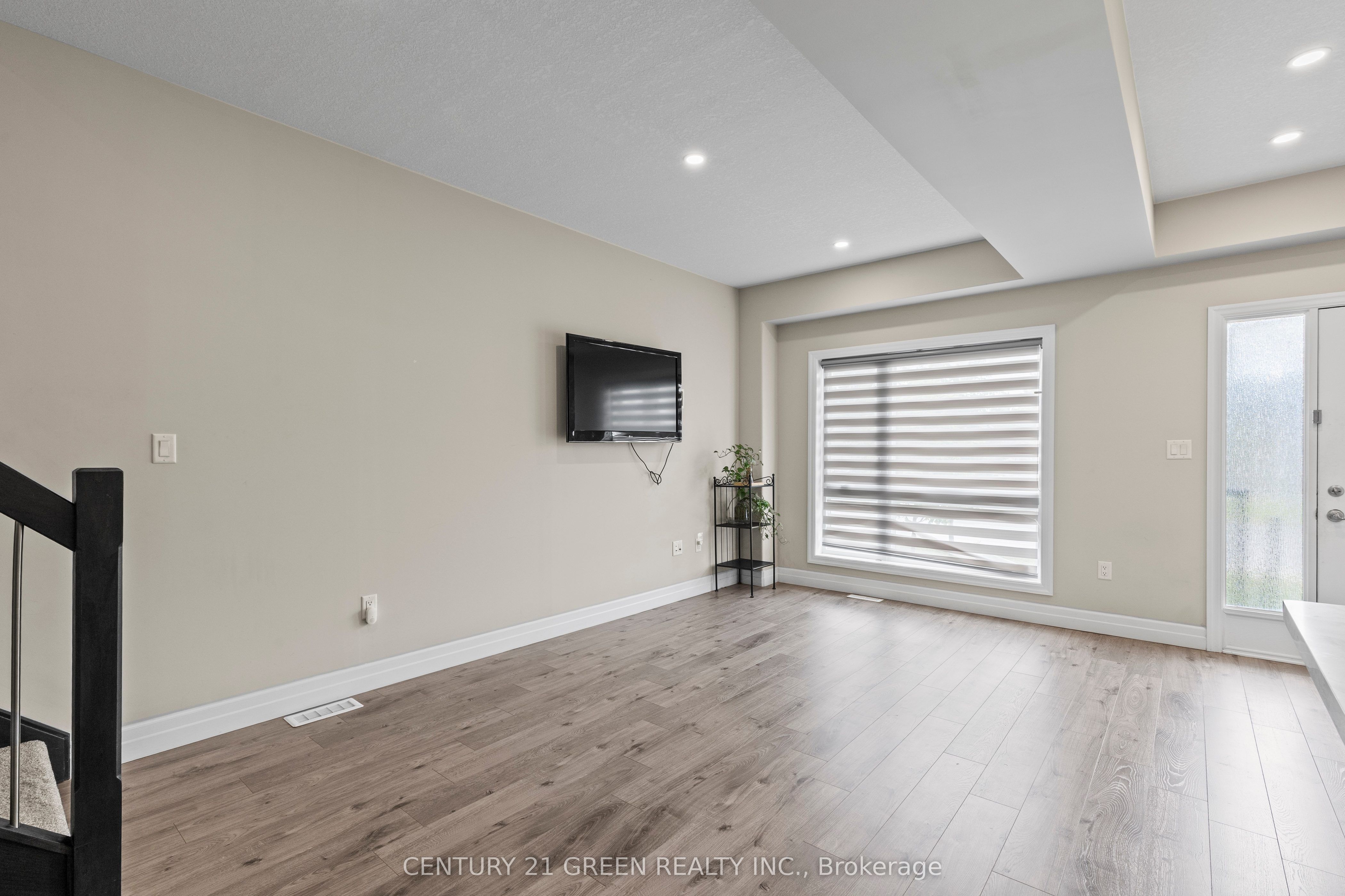 851 Sarnia Road Property Photo 11