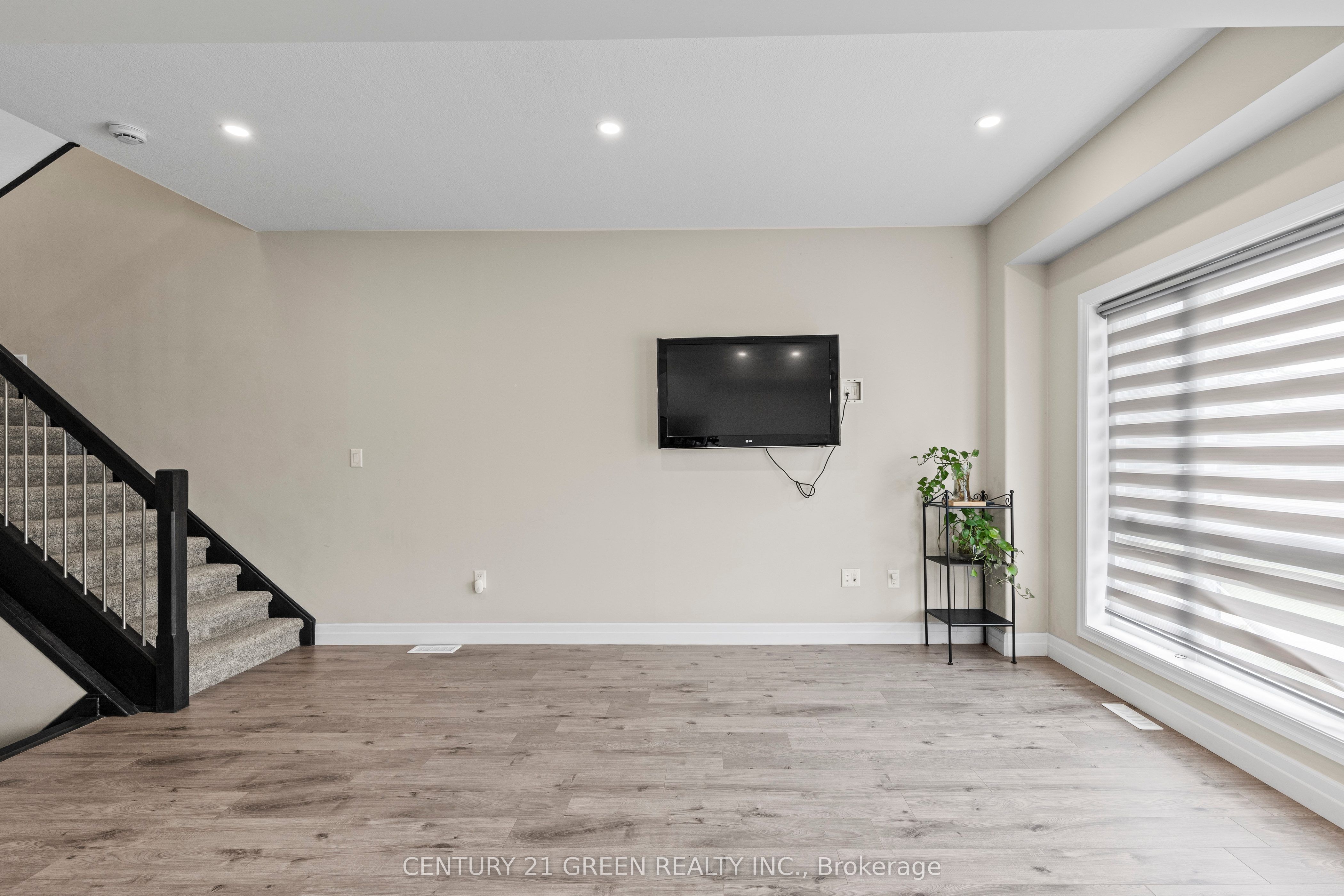 851 Sarnia Road Property Photo 12