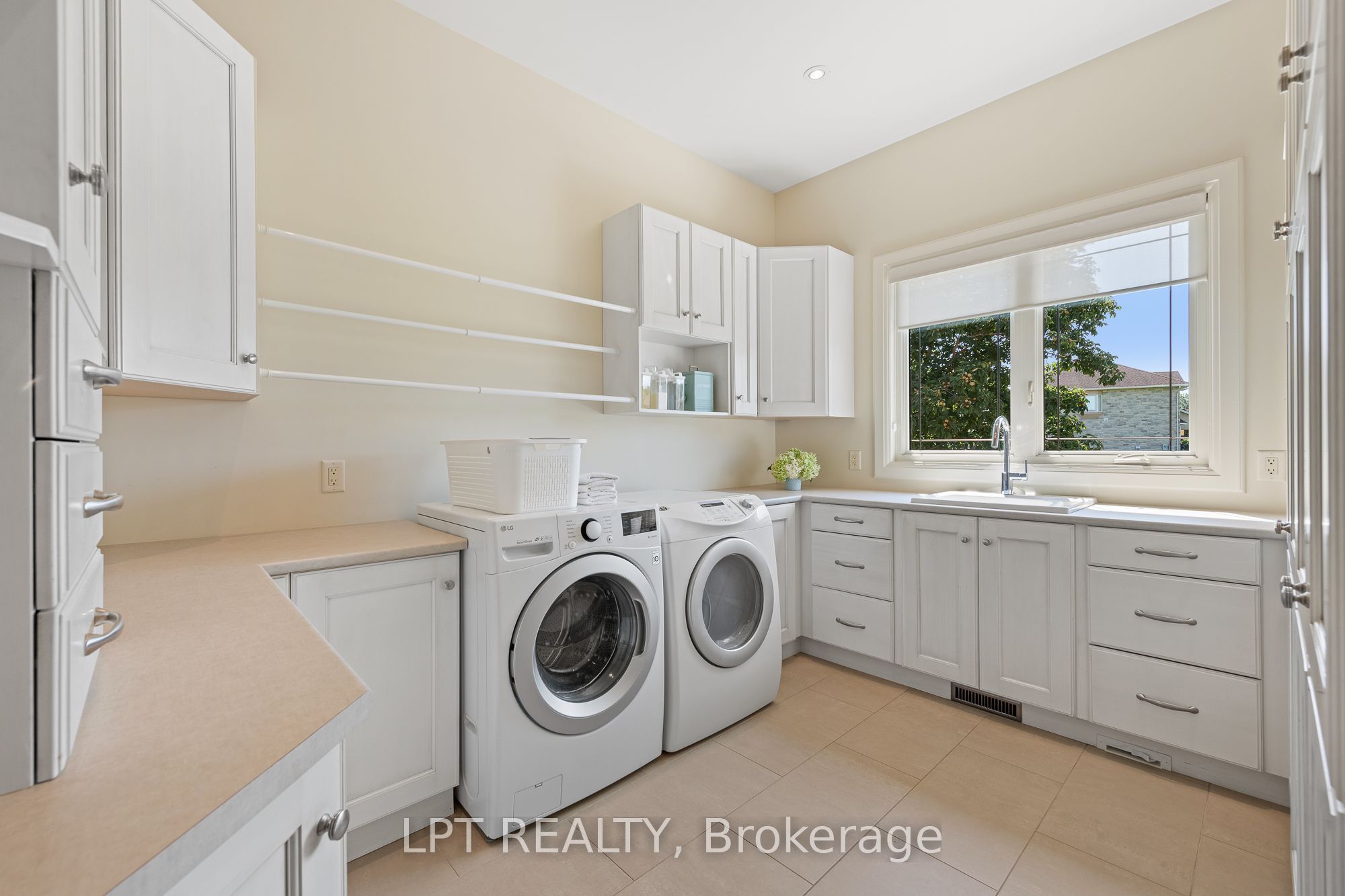 431 Lockmaster Crescent Property Photo 22