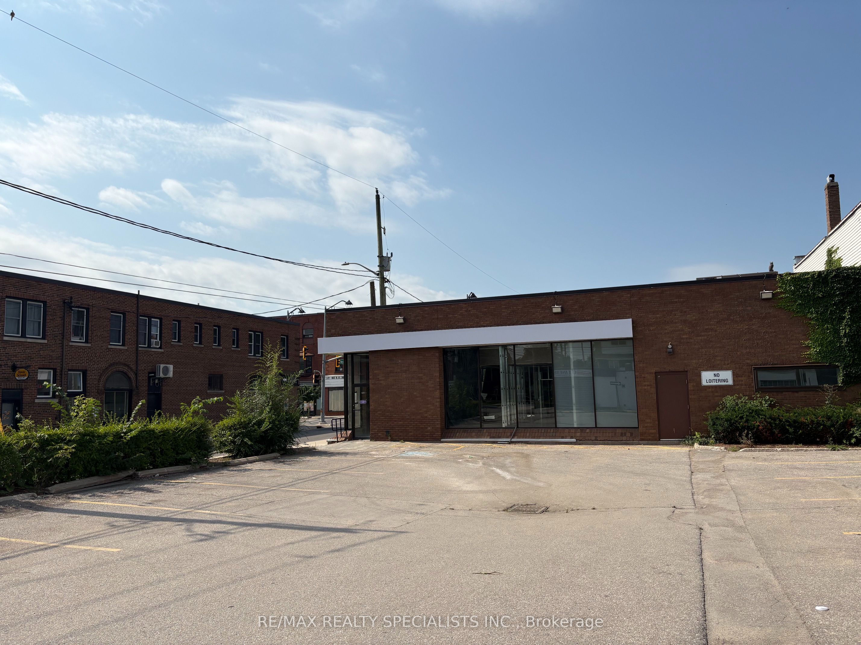 699 King Street E Property Photo 2