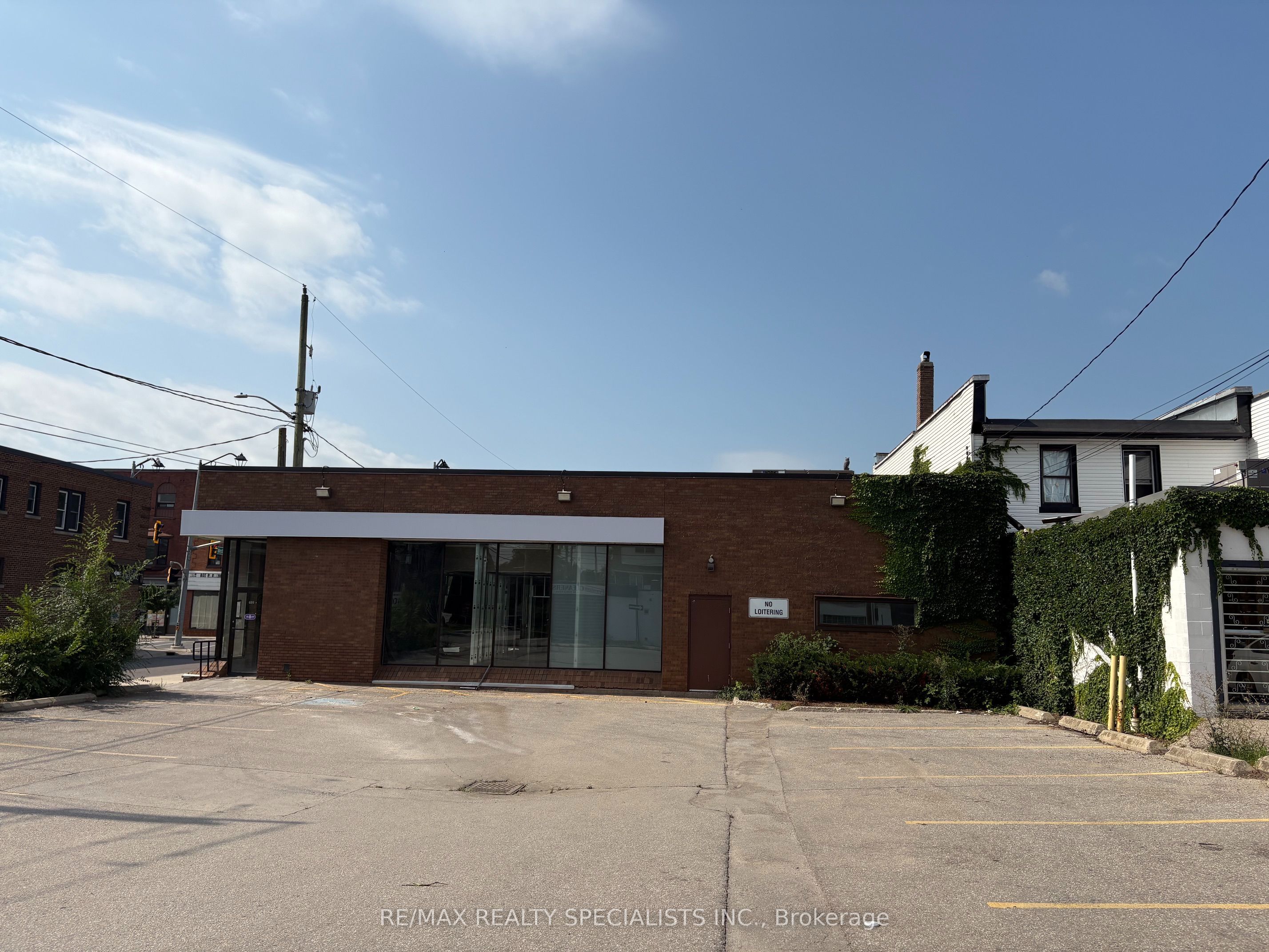 699 King Street E Property Photo 3